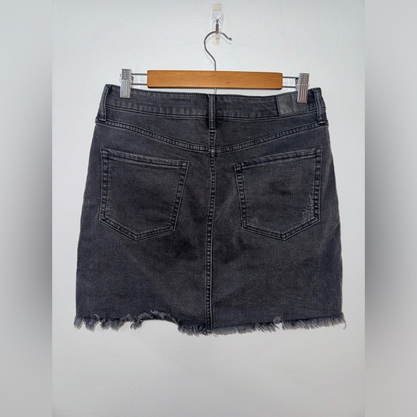 Pre-Owned Size 6 Aeropostale Black Denim Distressed High Rise Jean Skirt