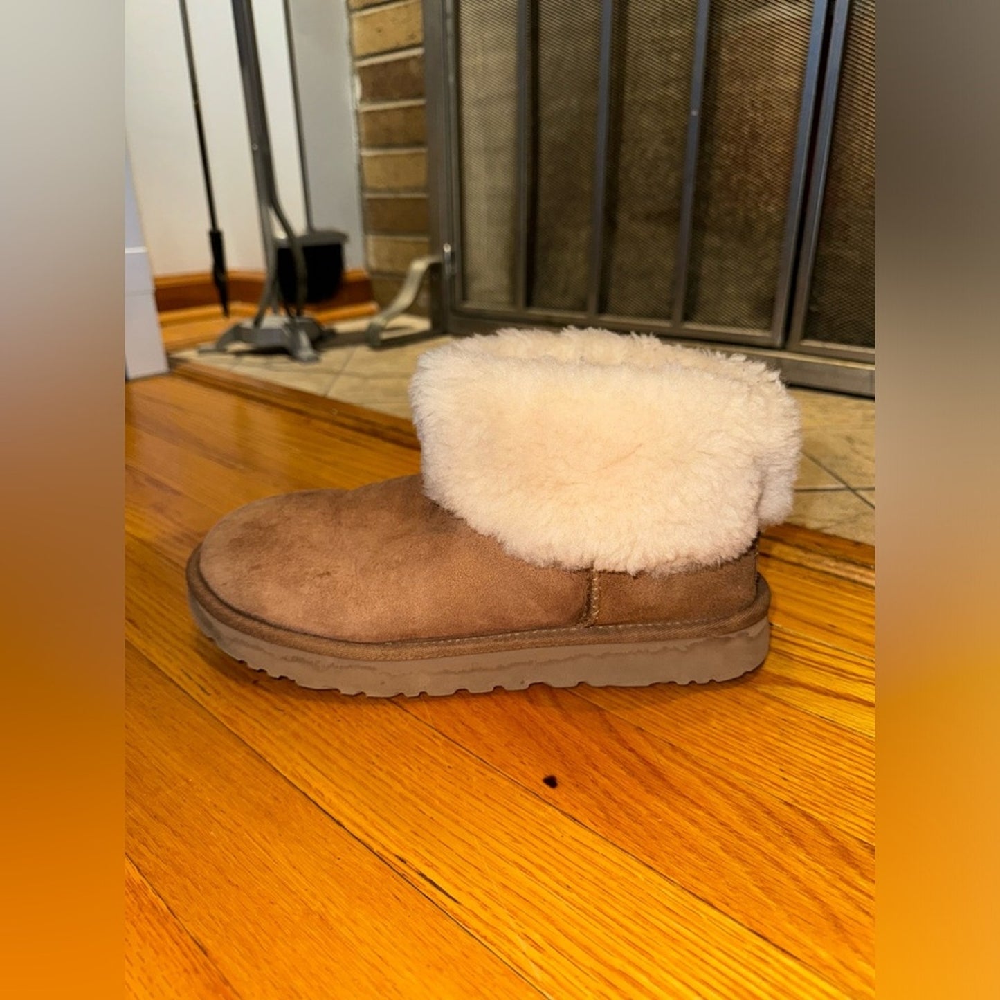 Pre-Owned Size 9W UGG Classic Mini Fluff in Tan
