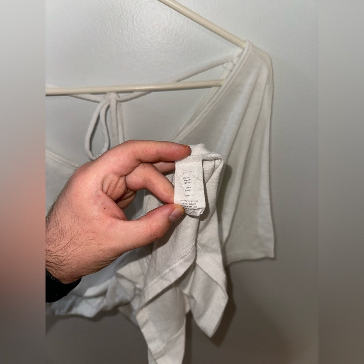 Pre-Owned LG Paperoc White V-Neck Tie Top