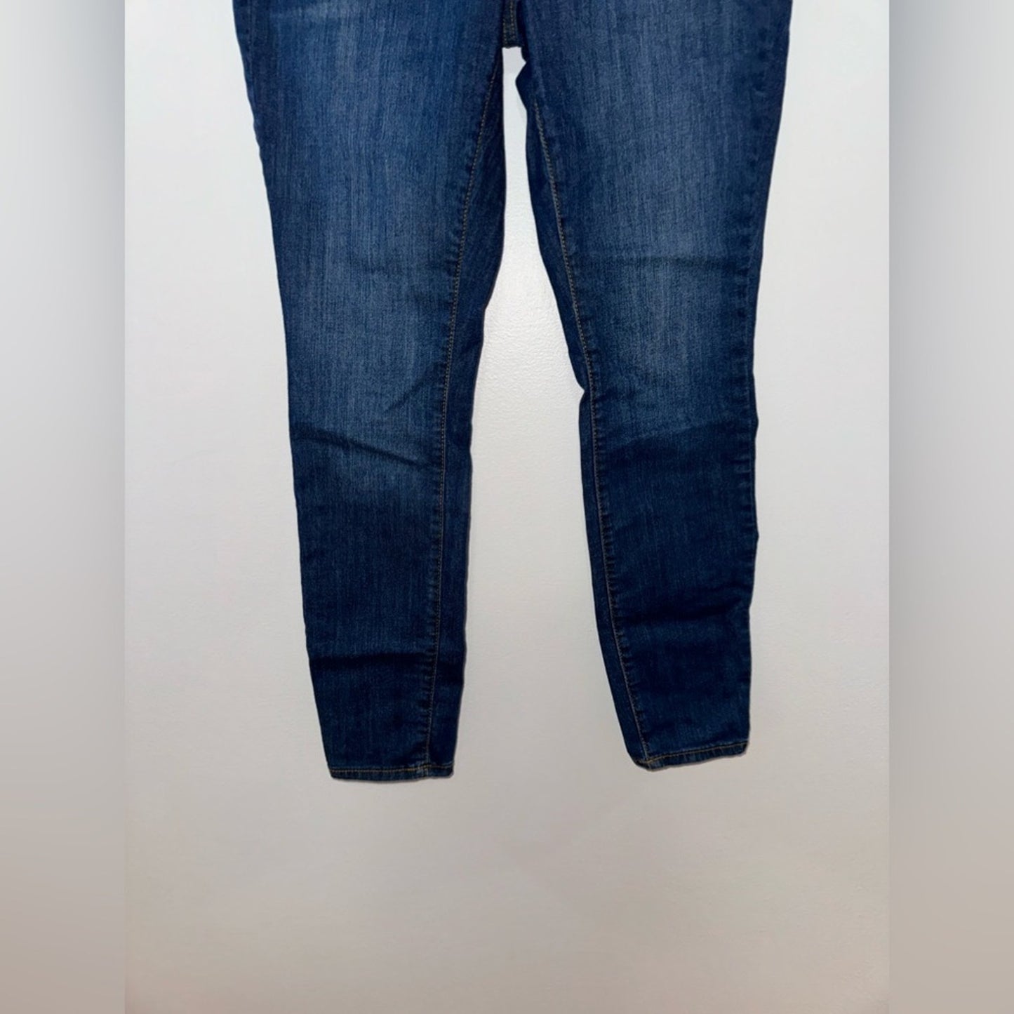 Pre-Owned Size 6 Universal Threads Co Dark Blue Mid Size Skinny Jeans