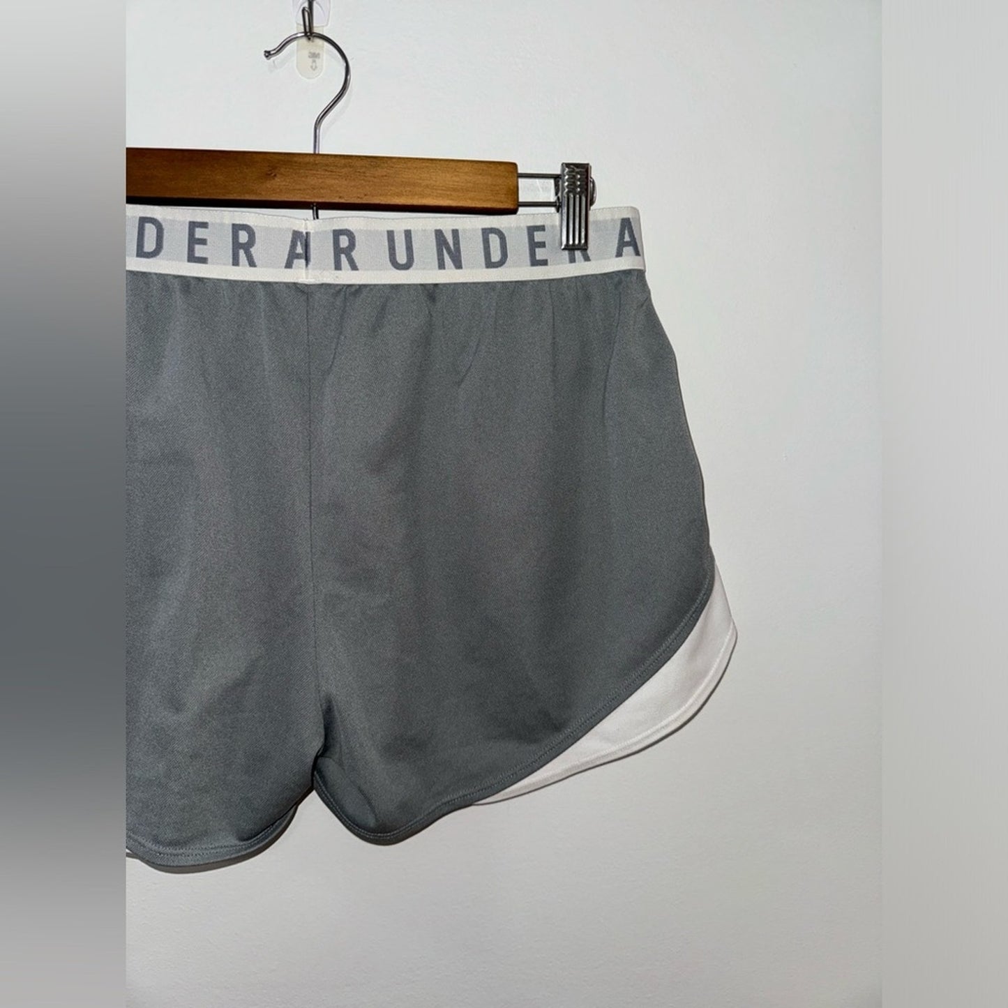 Pre-Owned LG Under Armour Grey/White Loose Fit Athletic Shorts