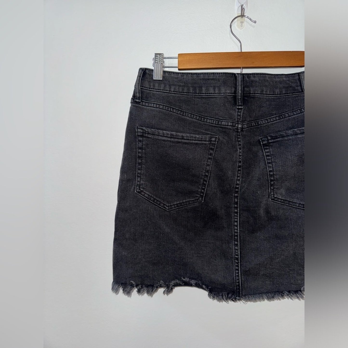 Pre-Owned Size 6 Aeropostale Black Denim Distressed High Rise Jean Skirt
