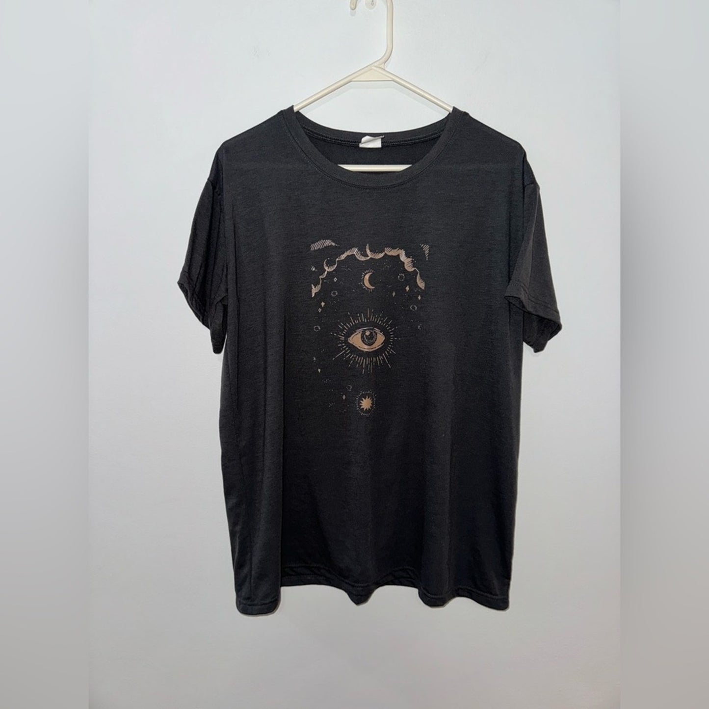 Pre-Owned LG Unbranded Black Eye Astrology Graphic T-Shirt