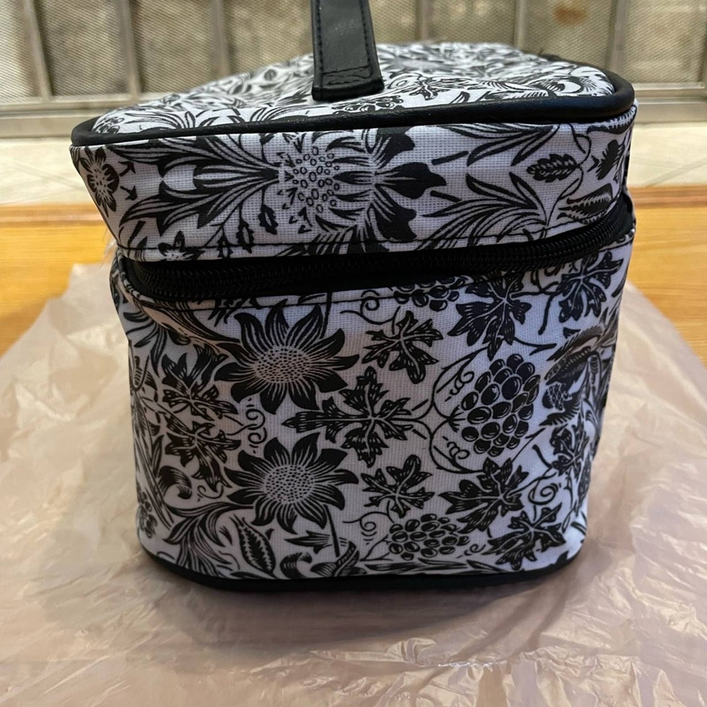 Bella Russo Black/White Cosmetic Bag