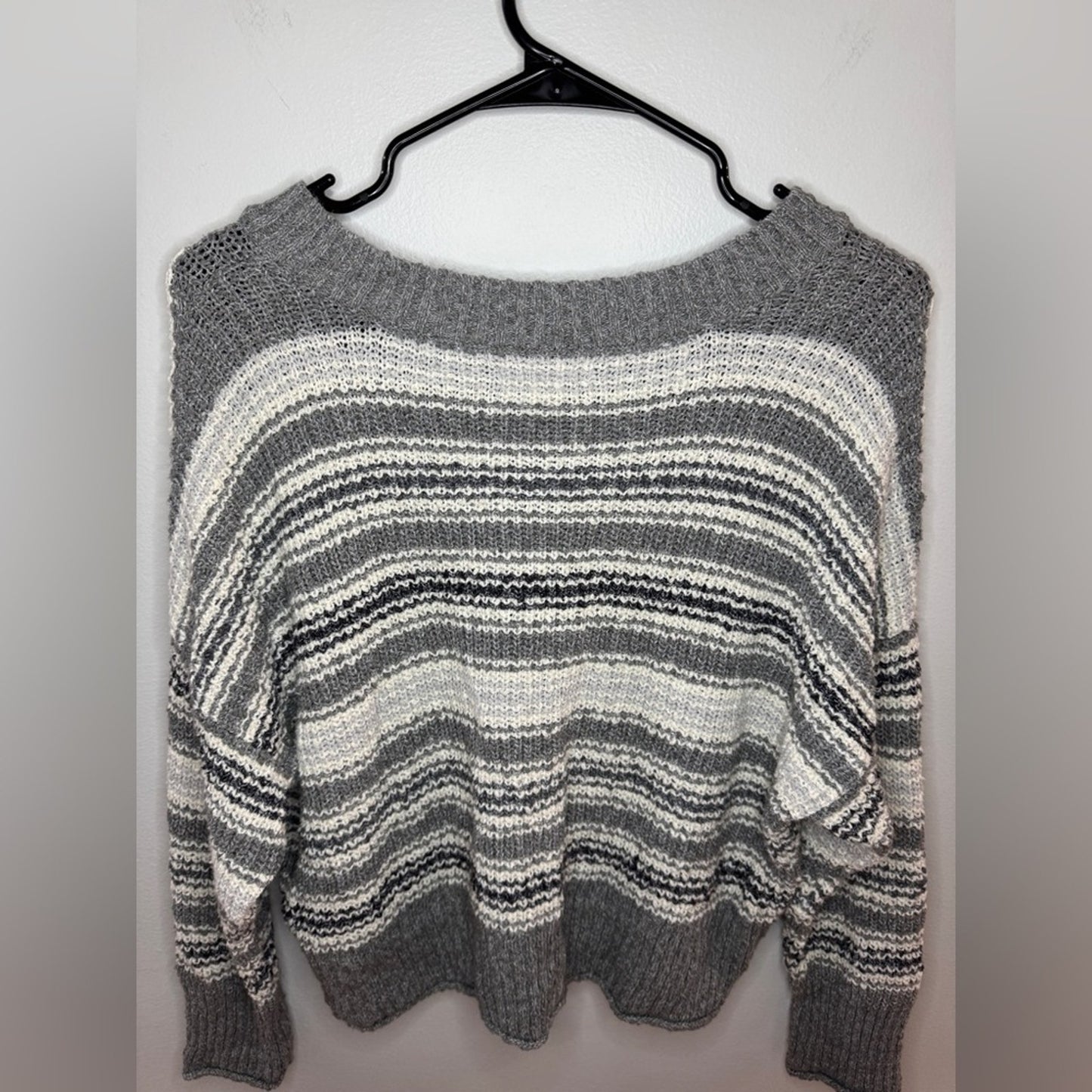 Pre-Owned MD American Eagle Grey and White Striped Knitted Cropped Sweater