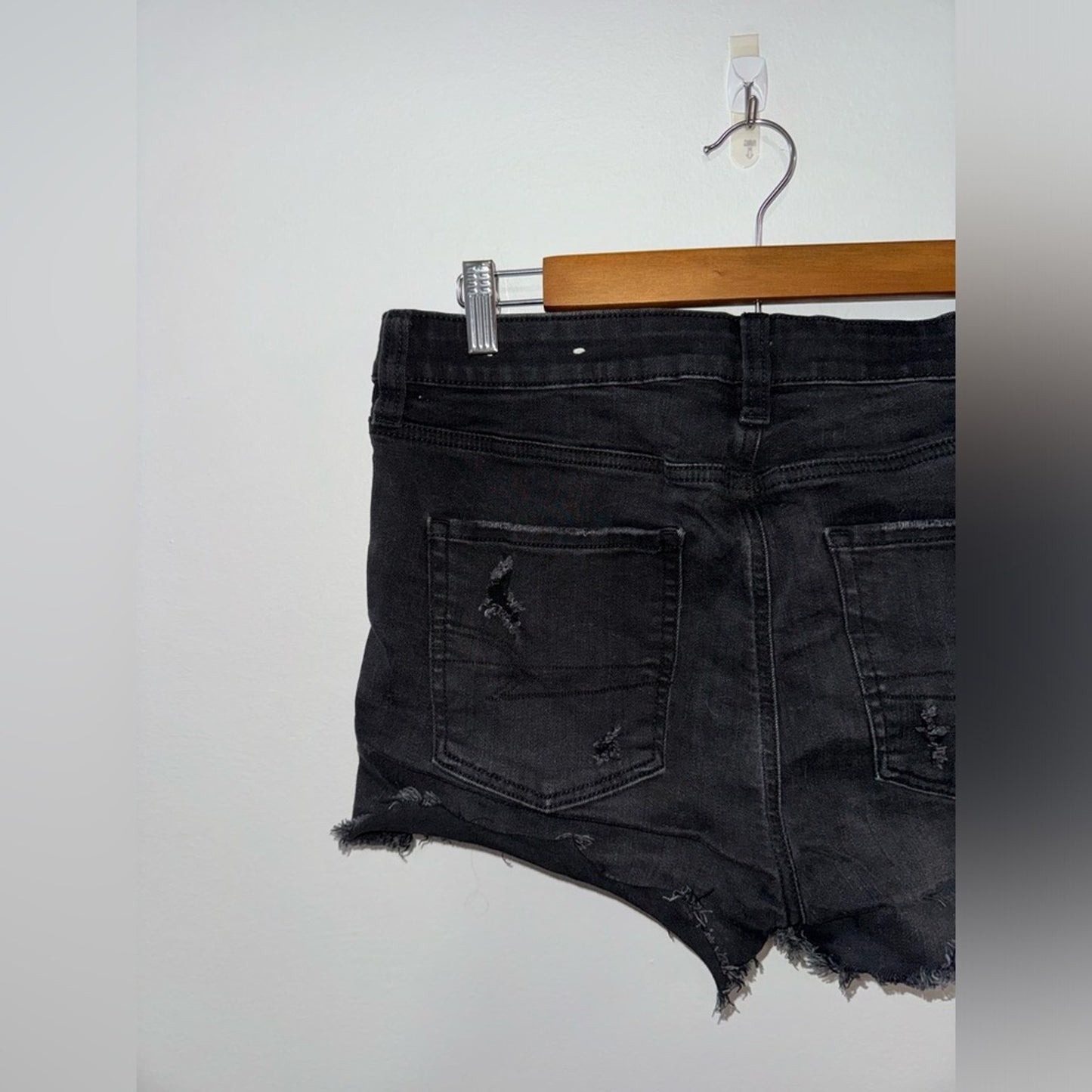 Pre-Owned Size 10 American Eagle High Rise Shortie Black Distressed Jean Short