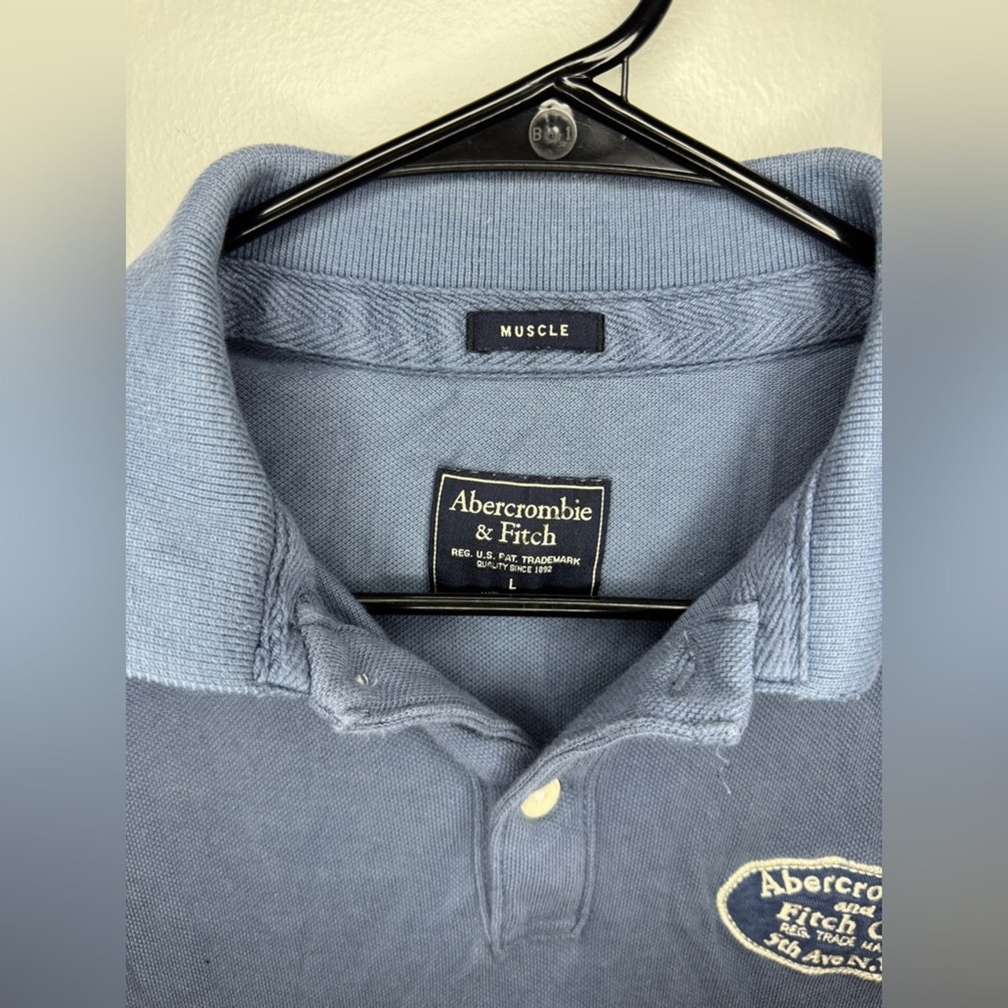 Pre-Owned LG Abercrombie & Fitch Blue Logo Muscle Fit Button Up Polo Shirt