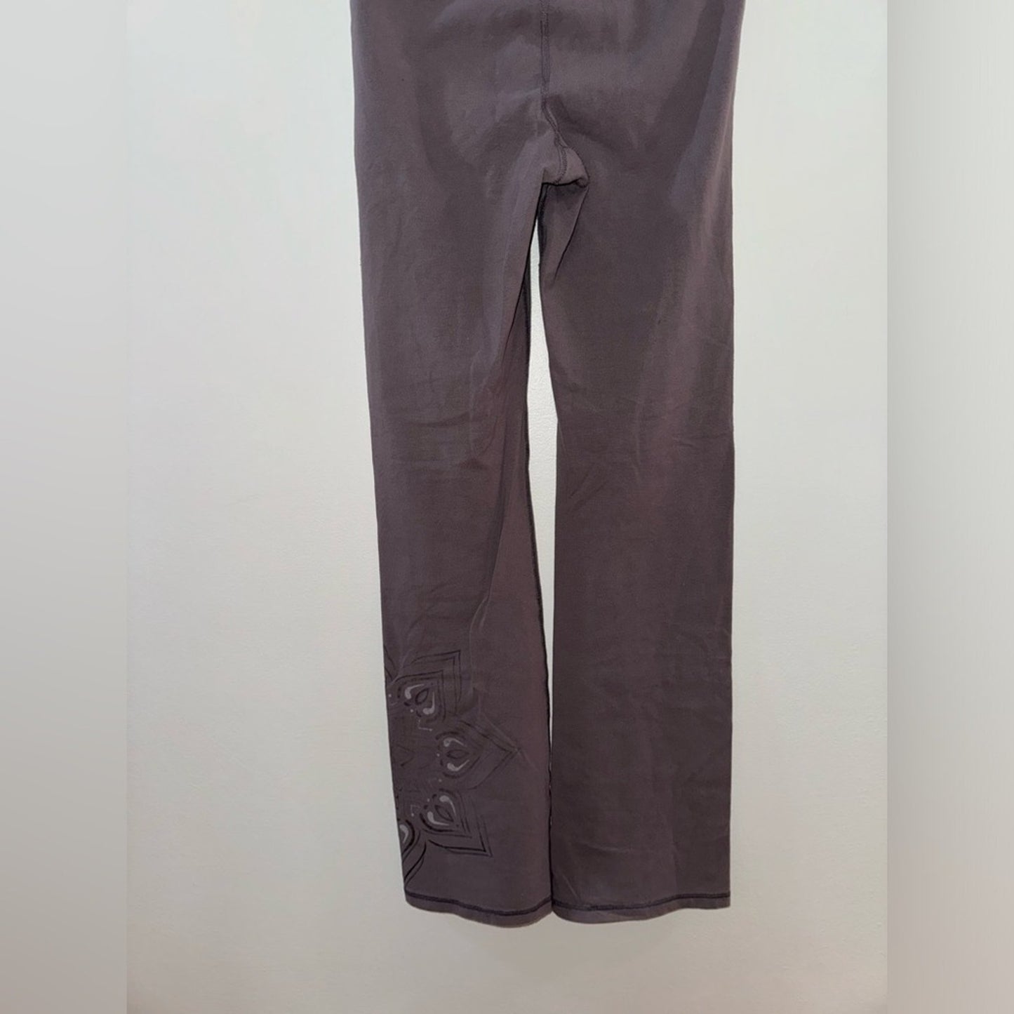 Pre-Owned SM Gaiam Grey High Rise Flower Yoga Pants