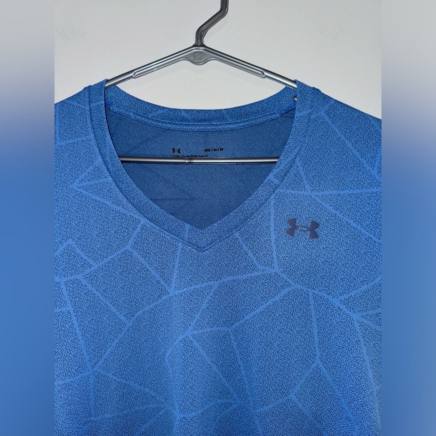 Pre-Owned MD Under Armour Blue Geometric V-Neck T-Shirt