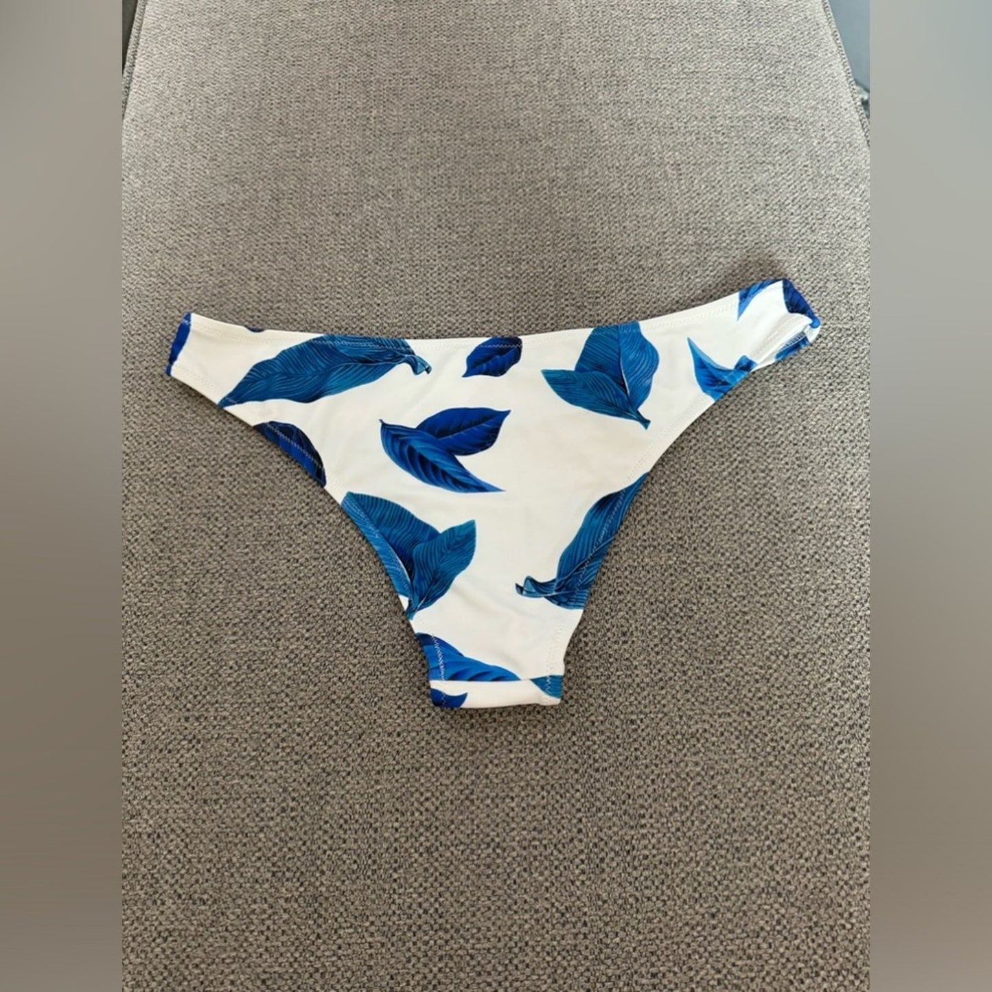 Pre-Owned LG Cupshe White with Blue Leaves Bikini Bottom