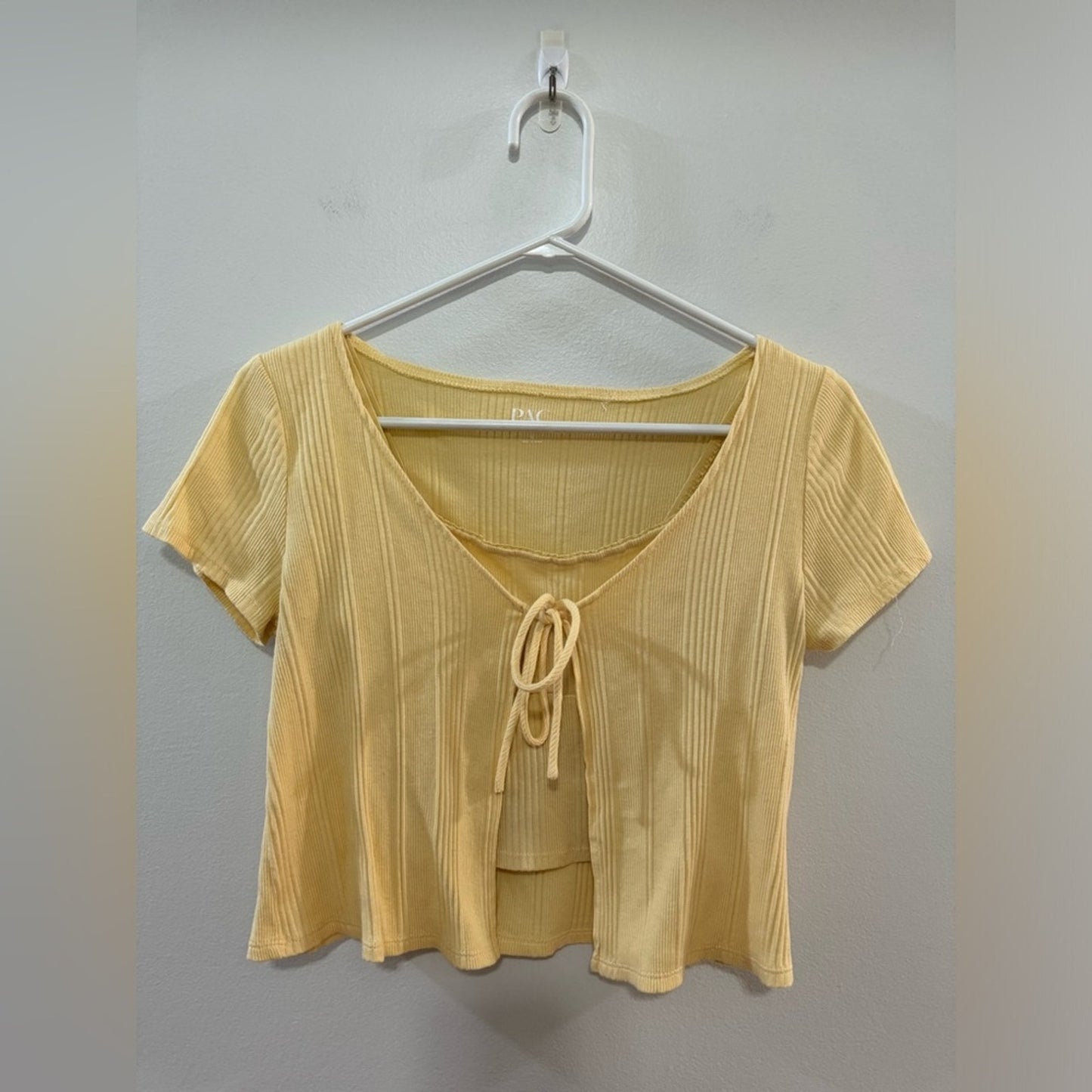 Pre-Owned MD Pac Yellow Two Piece Cropped Short Sleeve Shirt and Cami