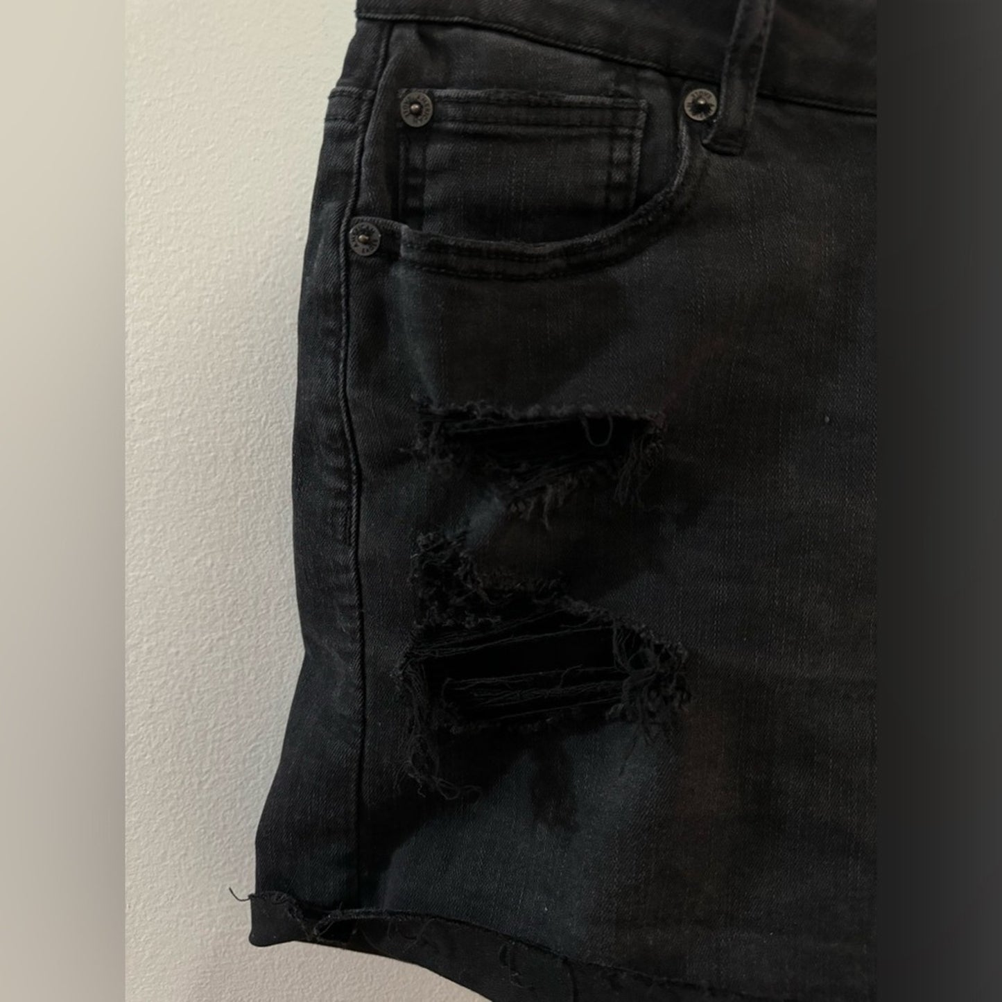 Pre-Owned Size 10 American Eagle Hi-Rise Shortie Black Distressed Jean Shorts