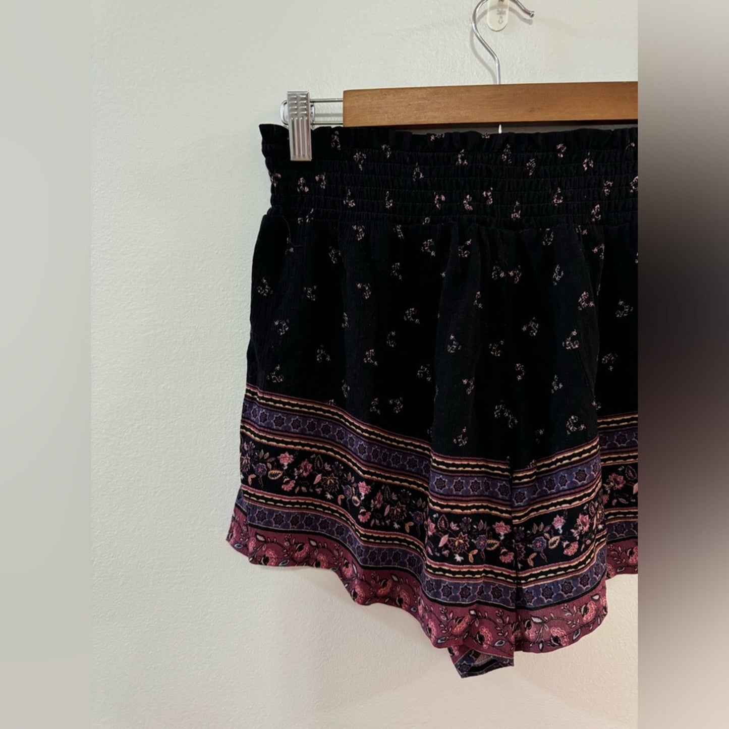 Pre-Owned LG Rue 21 Black Floral Pattern Shorts