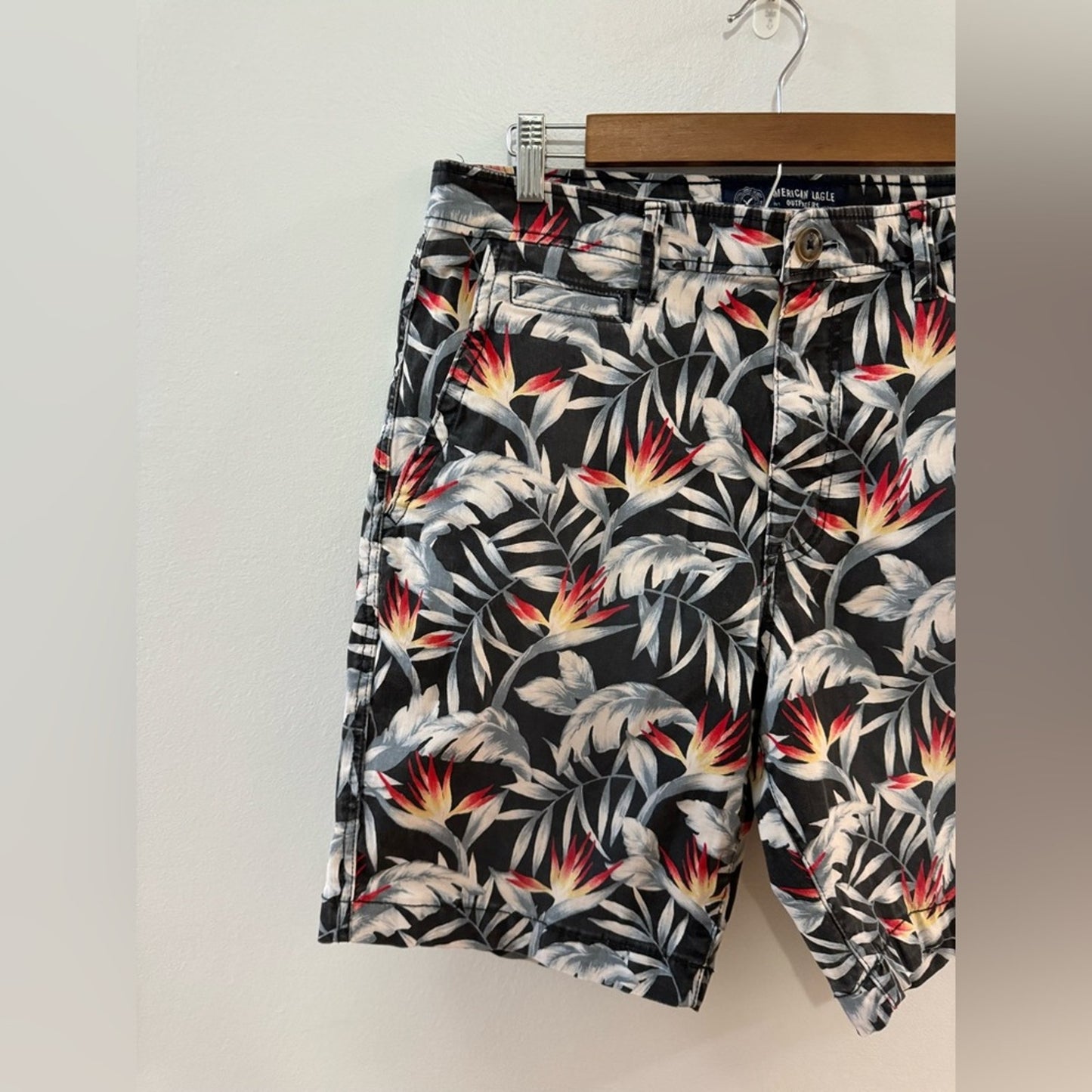 Pre-Owned Size 34 American Eagle Black, White and Palm Print 9” Inseam Shorts