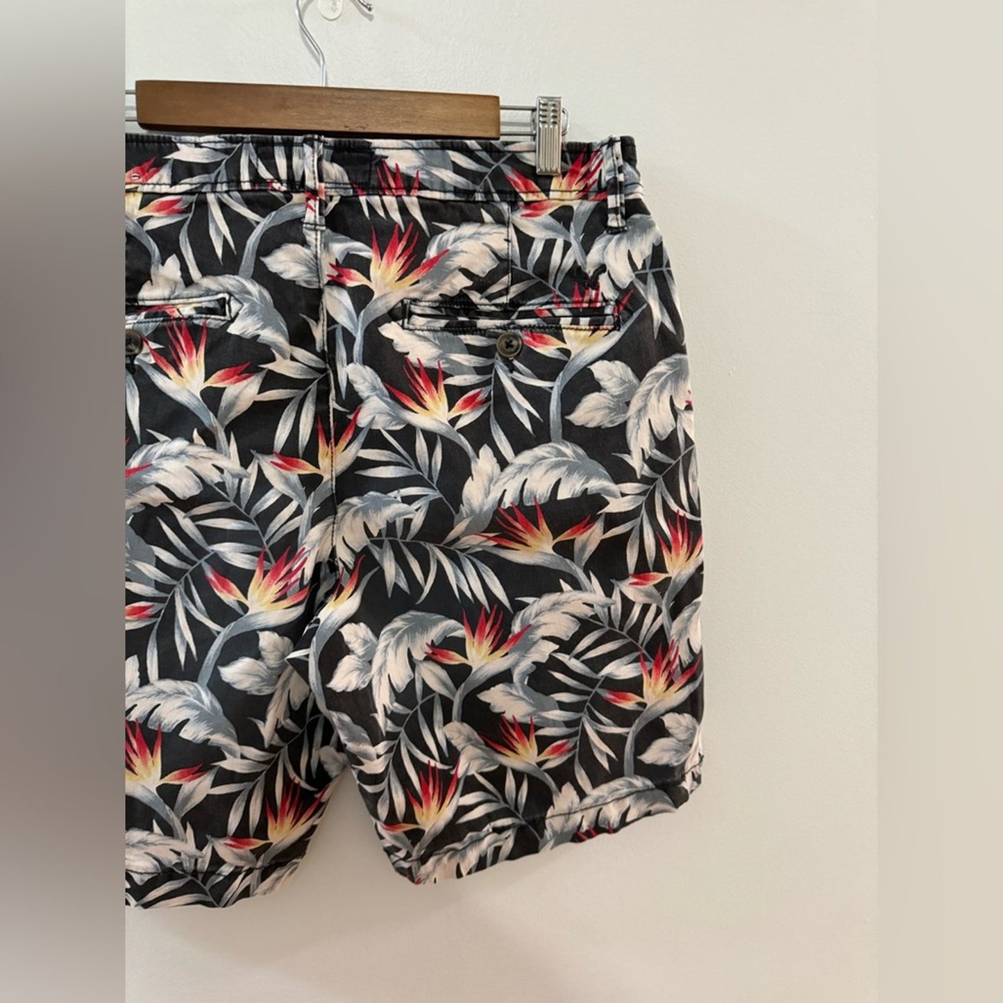 Pre-Owned Size 34 American Eagle Black, White and Palm Print 9” Inseam Shorts