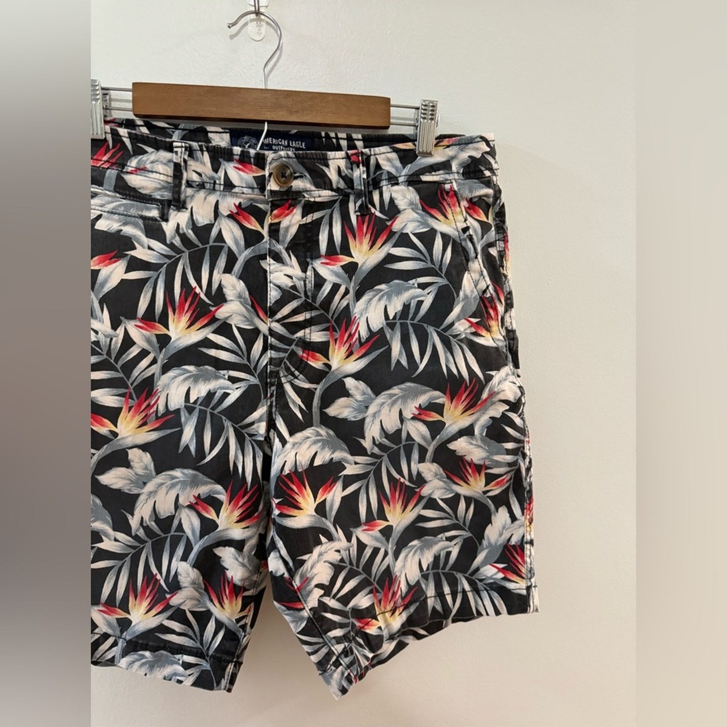 Pre-Owned Size 34 American Eagle Black, White and Palm Print 9” Inseam Shorts