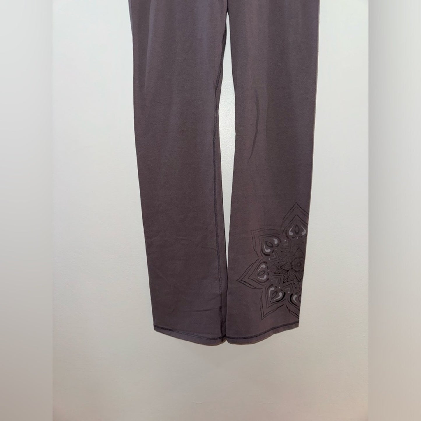 Pre-Owned SM Gaiam Grey High Rise Flower Yoga Pants