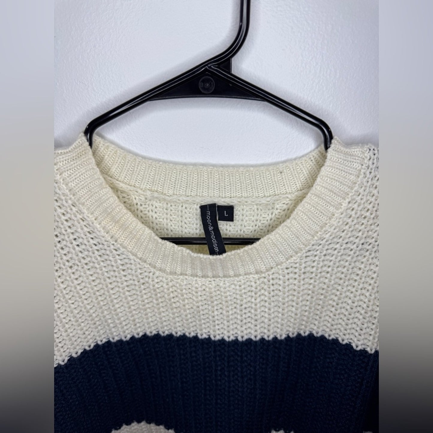 Pre-Owned LG Moon and Madison White Knitted Navy Blue and Brown Cropped Sweater