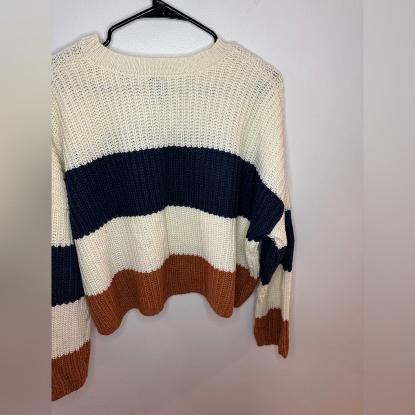 Pre-Owned LG Moon and Madison White Knitted Navy Blue and Brown Cropped Sweater