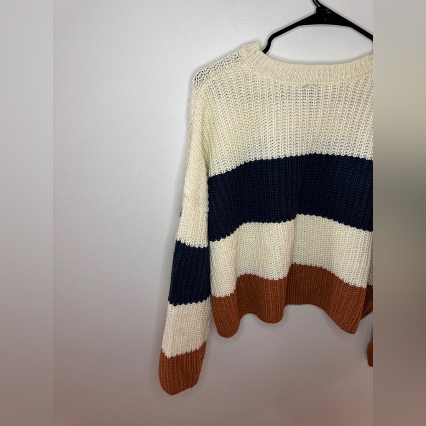 Pre-Owned LG Moon and Madison White Knitted Navy Blue and Brown Cropped Sweater