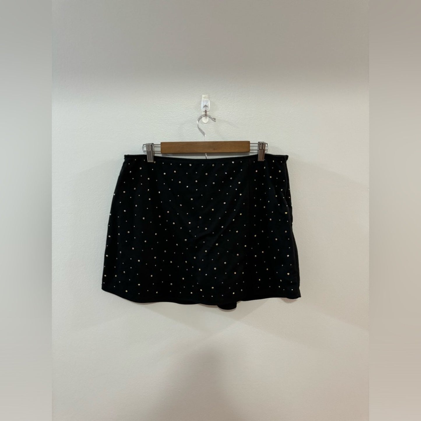 Pre-Owned LG Wild Fable Black Rhinestoned Skort