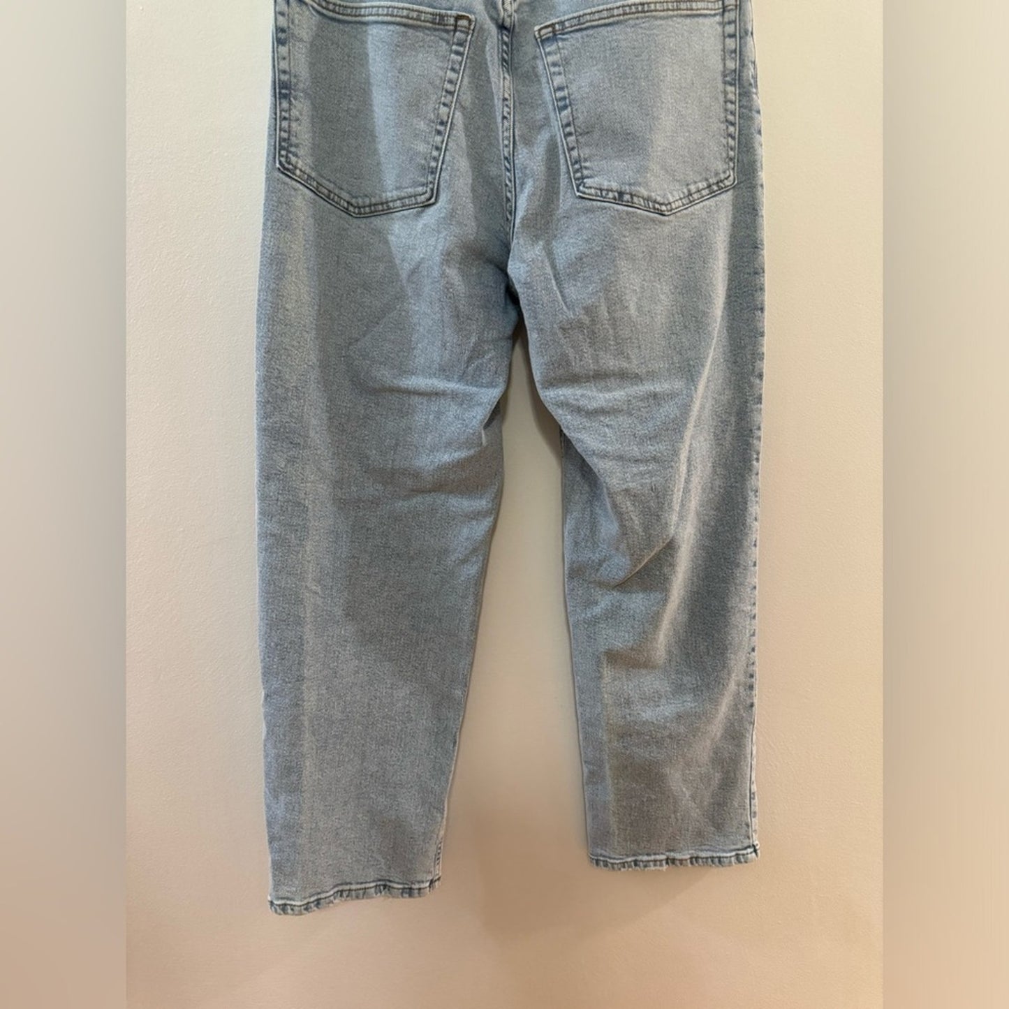 Pre-Owned Size 8 Wild Fable Light Blue Distressed 90’s Relaxed Straight Jeans