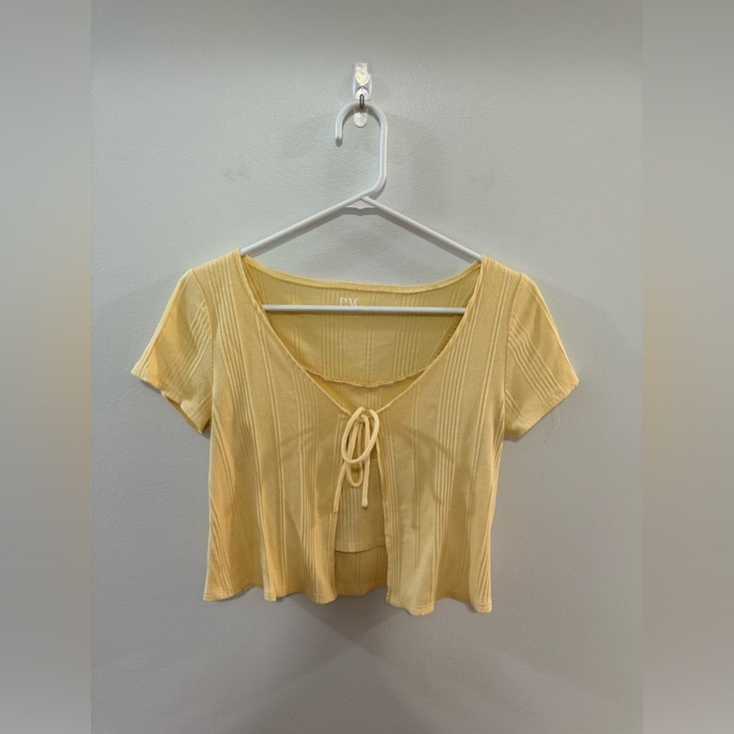 Pre-Owned MD Pac Yellow Two Piece Cropped Short Sleeve Shirt and Cami