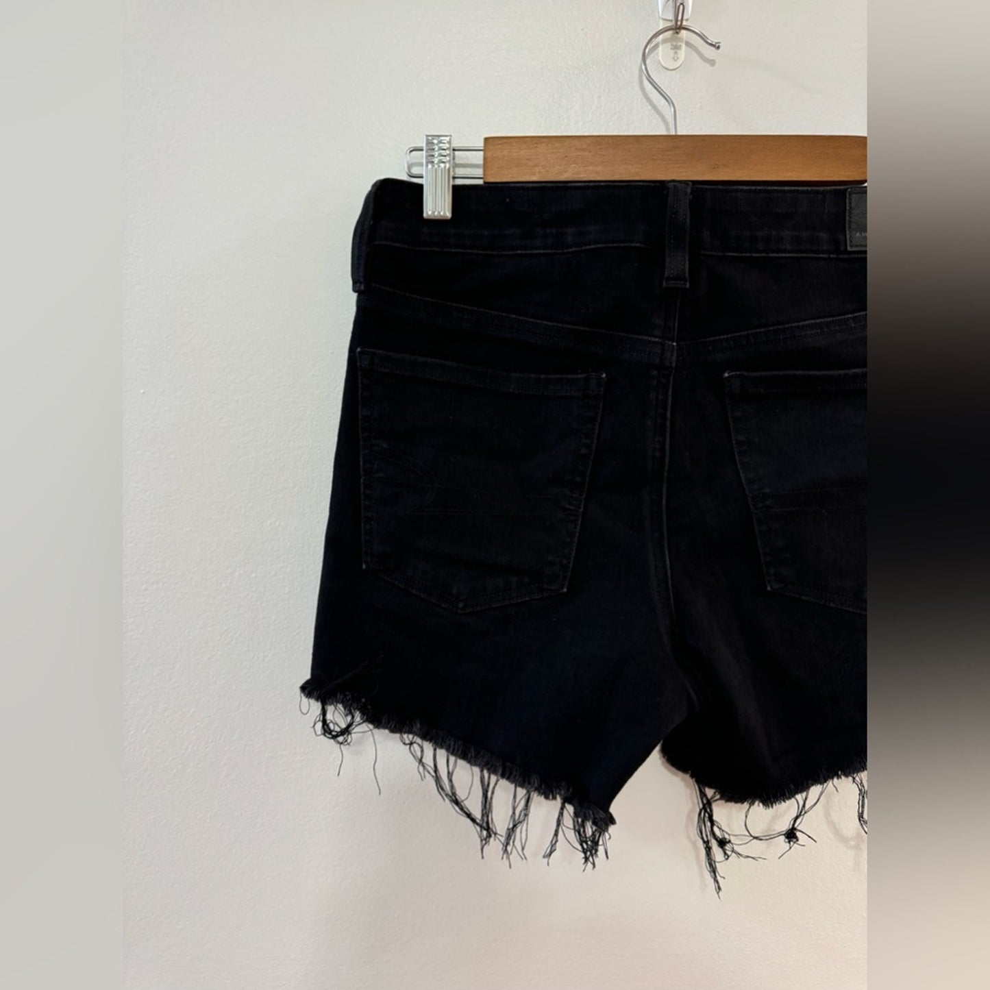 Pre-Owned Size 6 American Eagle Black Distressed Hi-Rise Shortie Jean Shorts