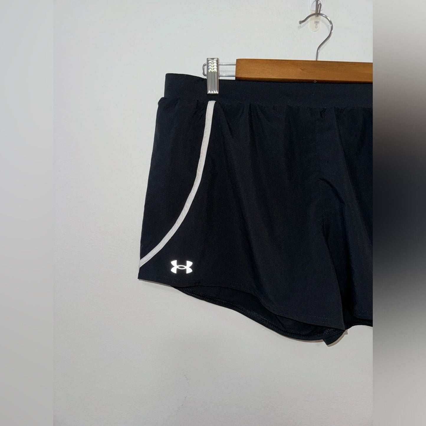 Pre-Owned LG Under Armour Loose Fit Black and White Lined Athletic Shorts