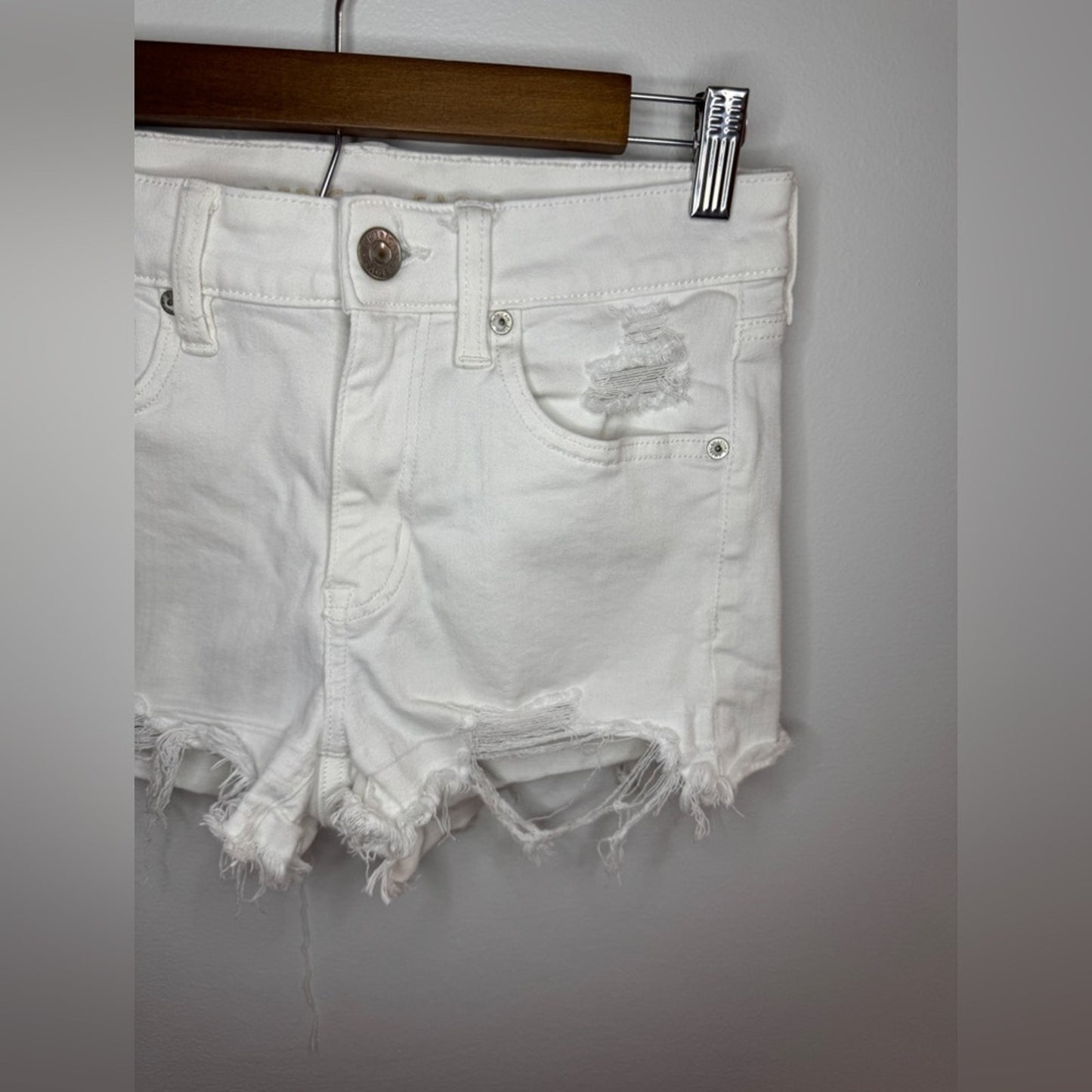 Pre-Owned Size 6 American Eagle White Distressed Hi-Rise Shortie