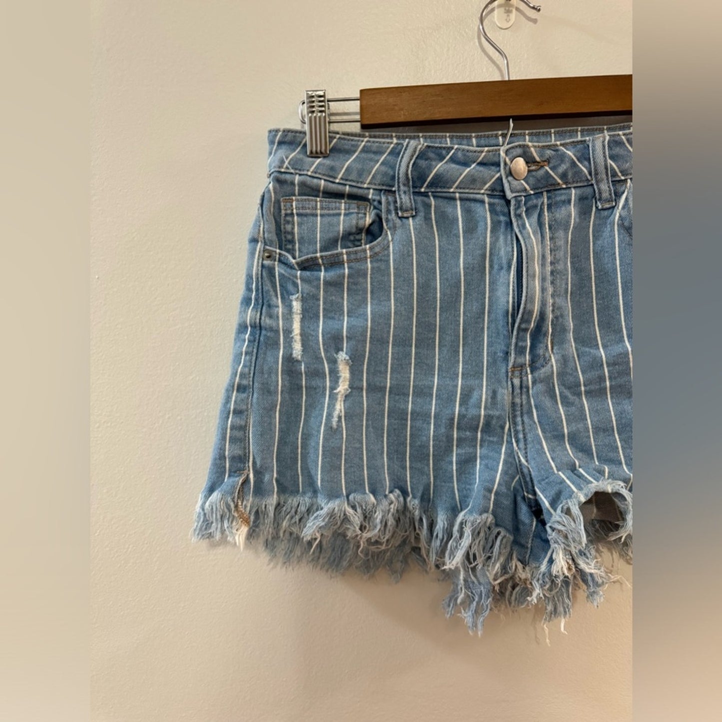 Pre-Owned Size 9 Fashion Nova Blue Pin Stripe Distressed Jean Shorts