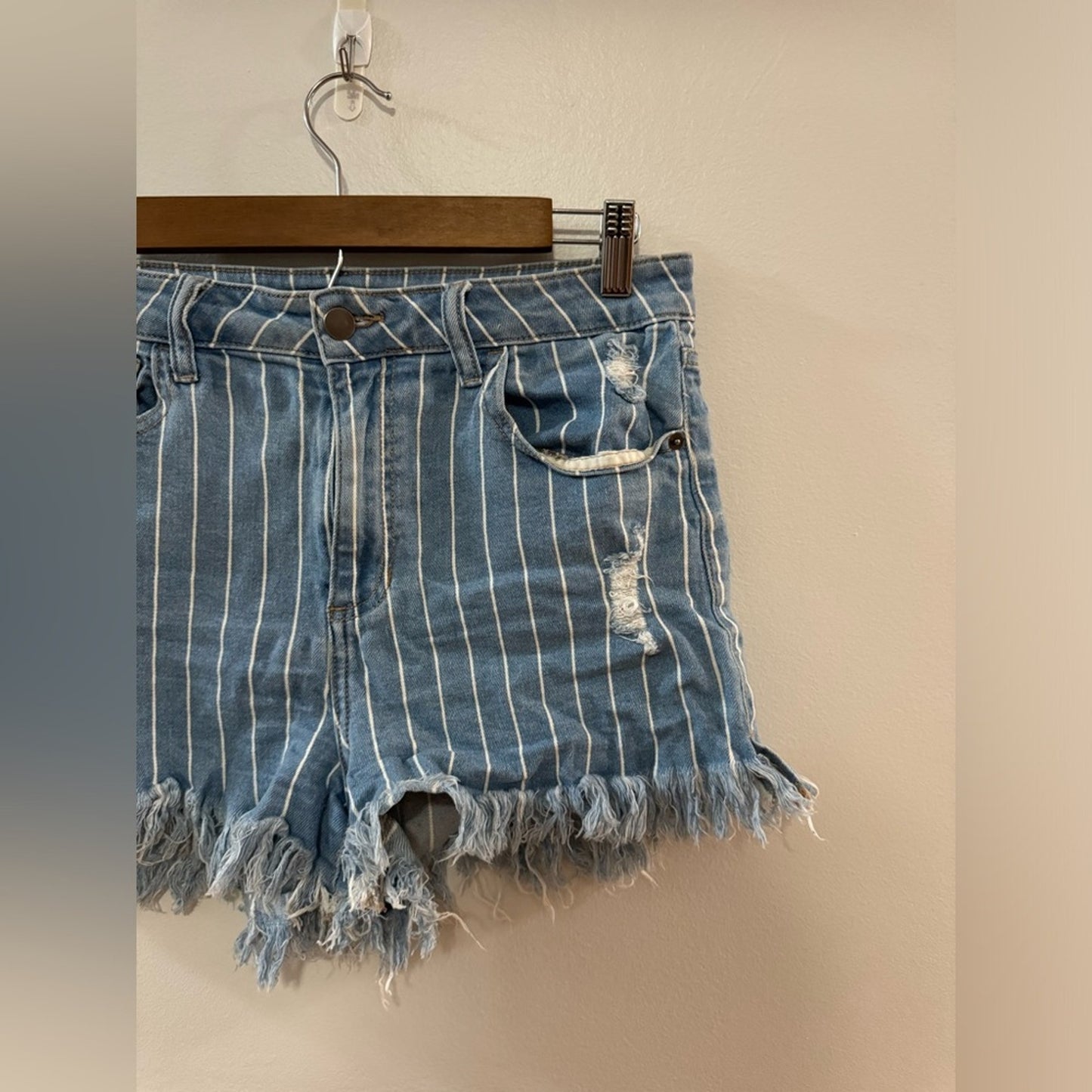 Pre-Owned Size 9 Fashion Nova Blue Pin Stripe Distressed Jean Shorts