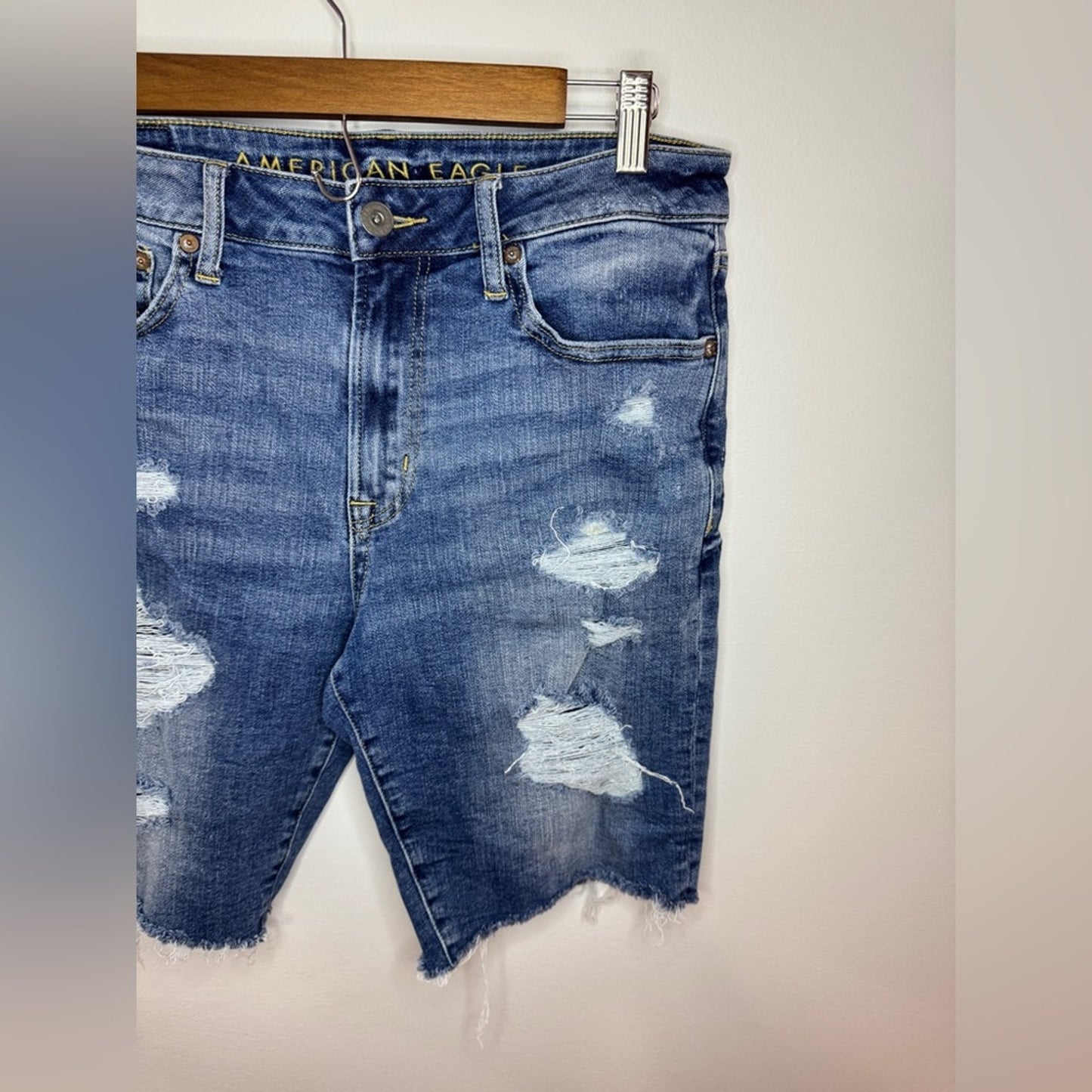 Pre-Owned Size 32 American Eagle Light Blue Distressed Jean Shorts