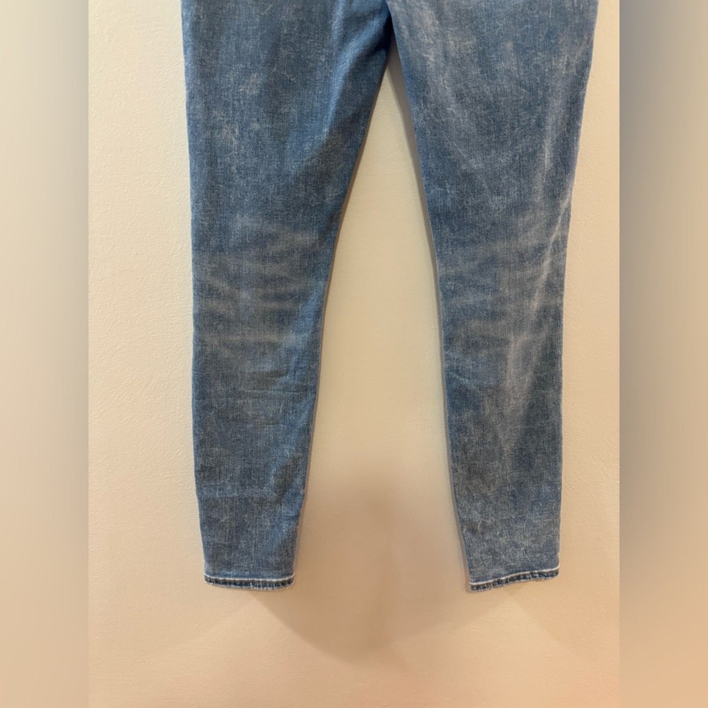 Size 12 Long American Eagle Light Blue Distressed Super Hi-Rise Jegging Jeans