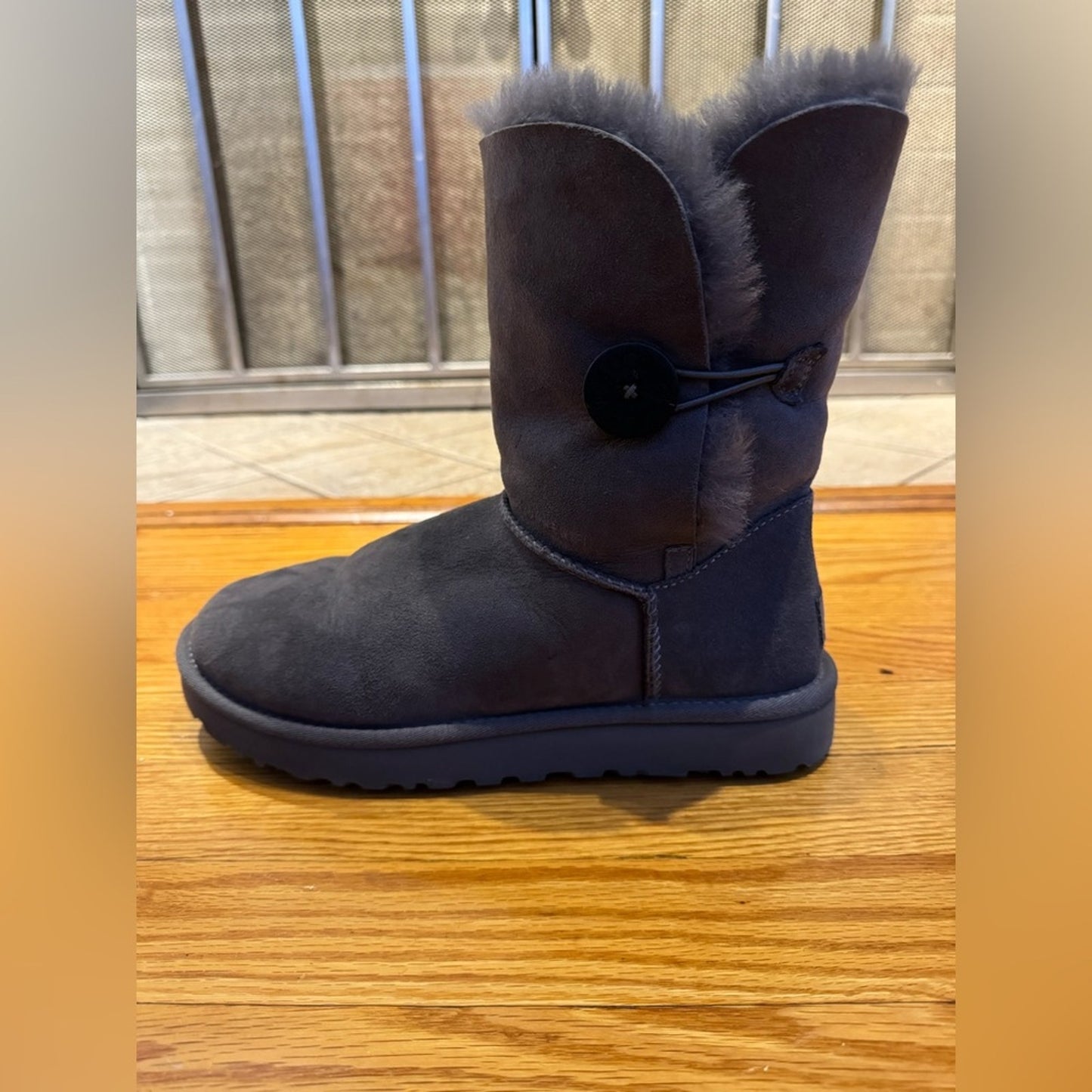 Pre-Owned Size W9 UGG Grey Bailey Button Boot