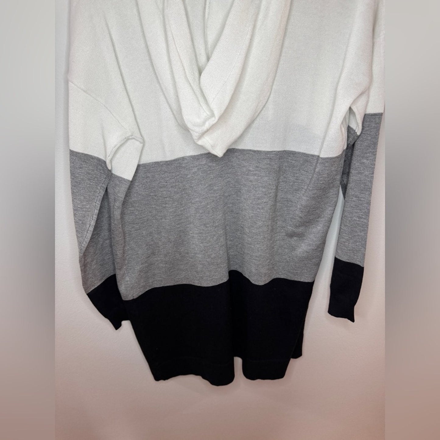 Pre-Owned MD Peyton Primrose Black White and Grey Color Block Hooded Sweater