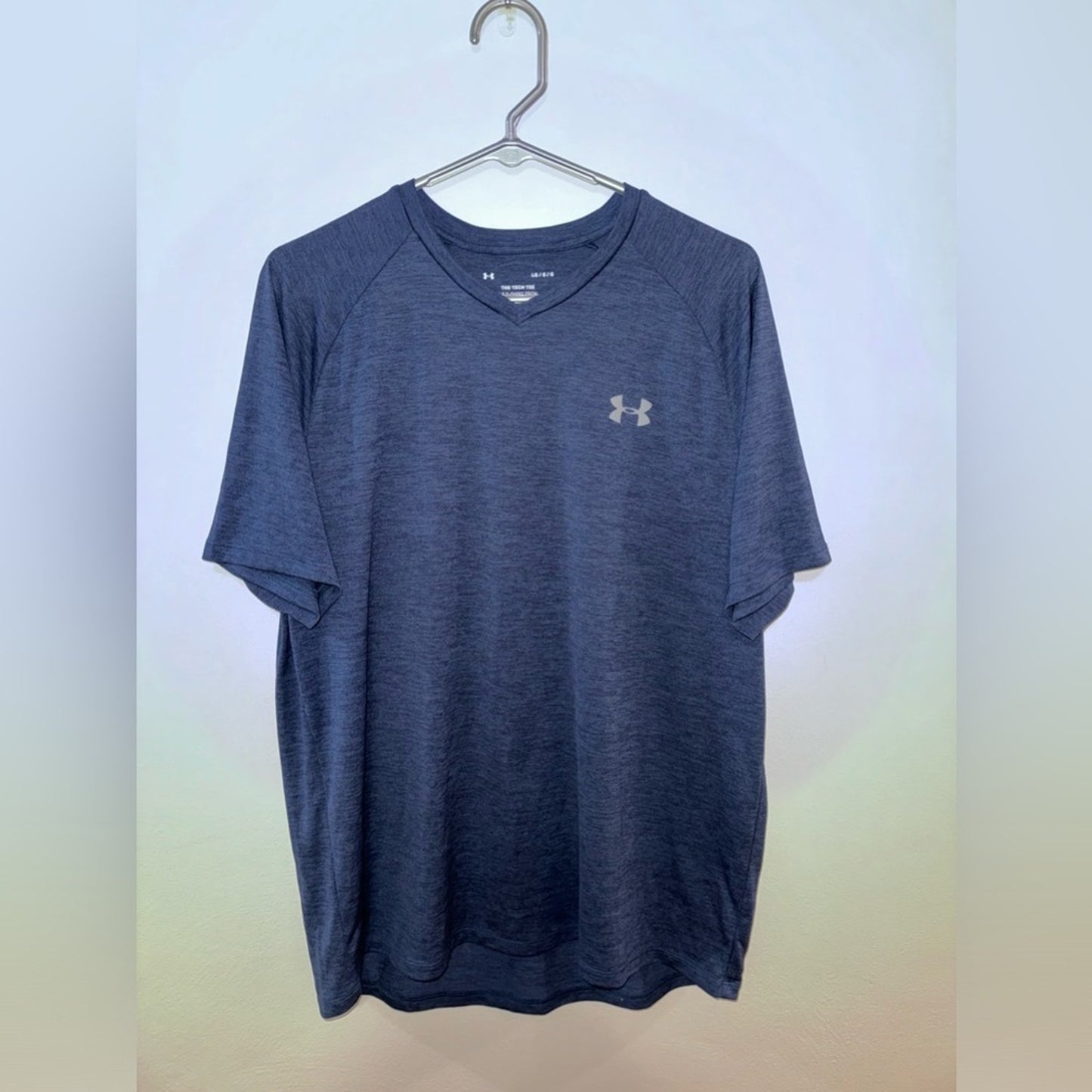 Pre-Owned LG Under Armour The Tech Tee Dark Blue V-Neck T-Shirt