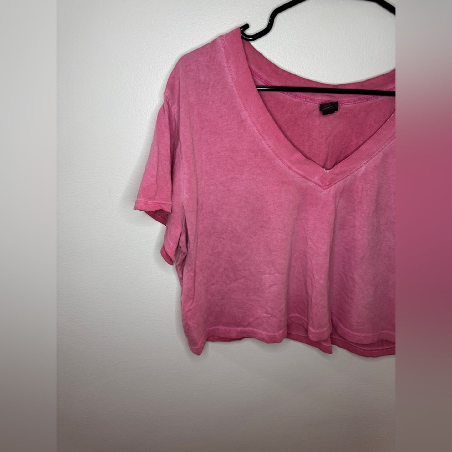 Pre-Owned XL Wild Fable Pink V-Neck Cropped T-Shirt