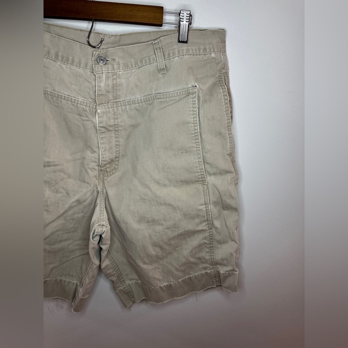 Pre-Owned Size 34 Levi’s Red Tab Tan Carpenter Shorts