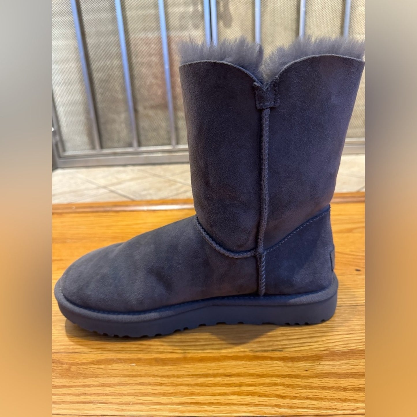 Pre-Owned Size W9 UGG Grey Bailey Button Boot