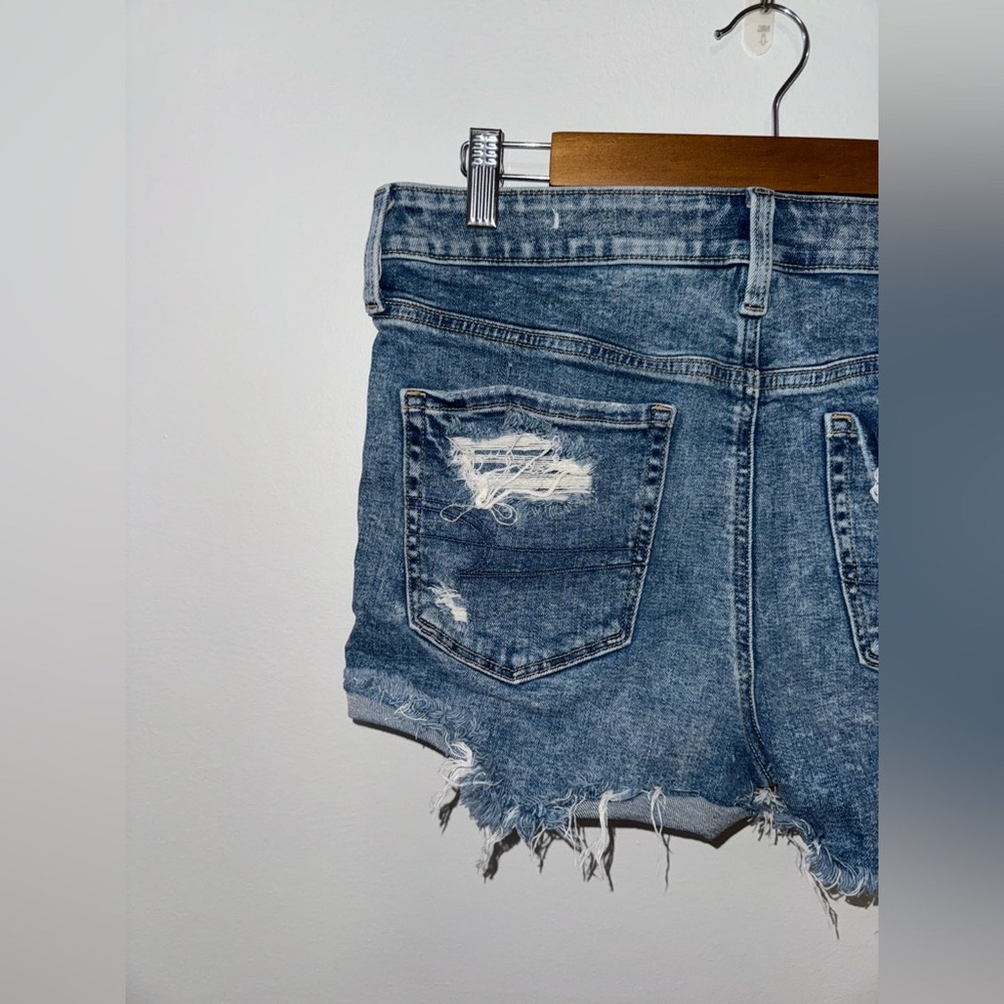 Pre-Owned Sz 10 American Eagle Light Blue Distressed Hi-Rise Shortie Jean Shorts