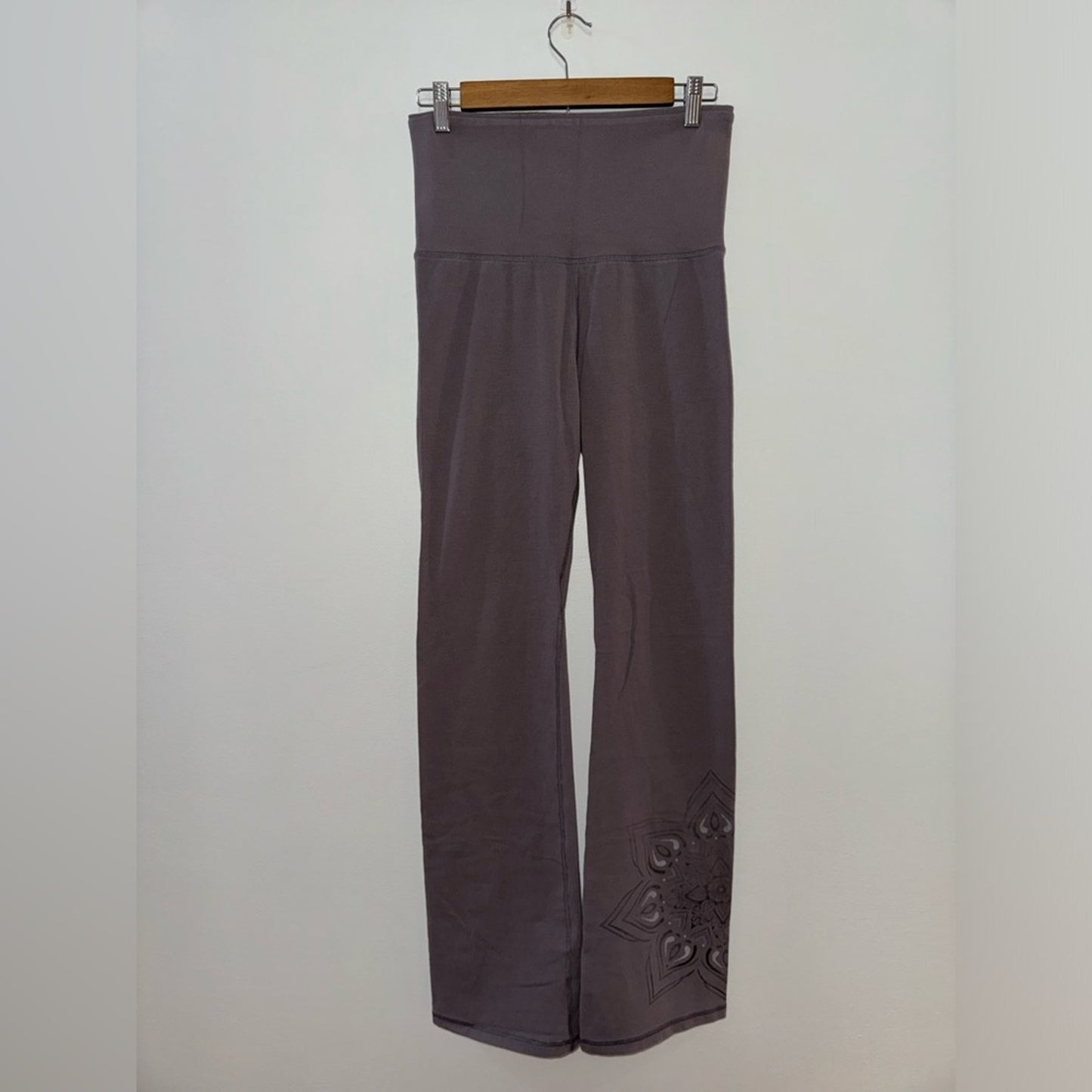 Pre-Owned SM Gaiam Grey High Rise Flower Yoga Pants