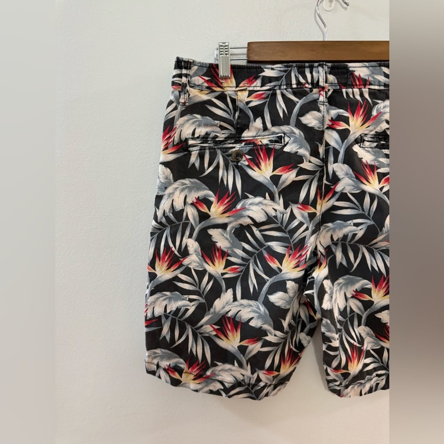 Pre-Owned Size 34 American Eagle Black, White and Palm Print 9” Inseam Shorts