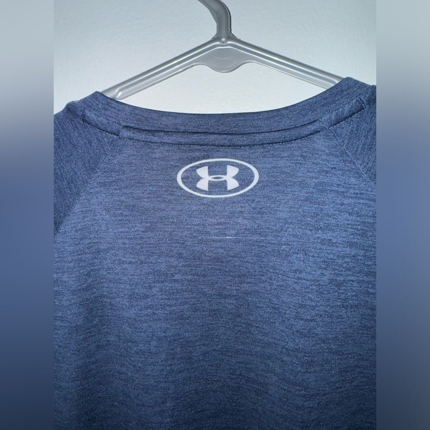 Pre-Owned LG Under Armour The Tech Tee Dark Blue V-Neck T-Shirt