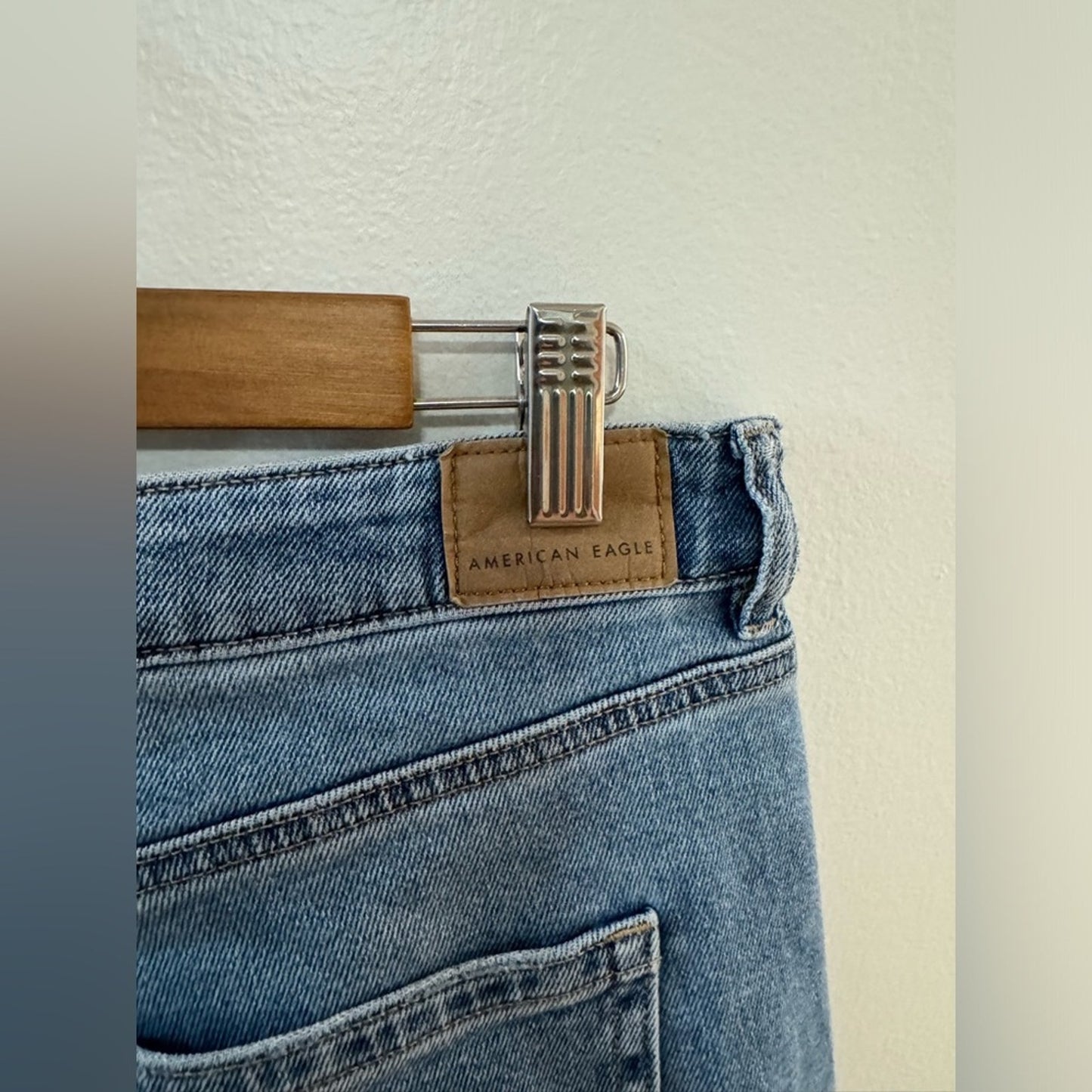 Pre-Owned Size 14 American Eagle Light Blue Lightly Distressed Mom Jeans