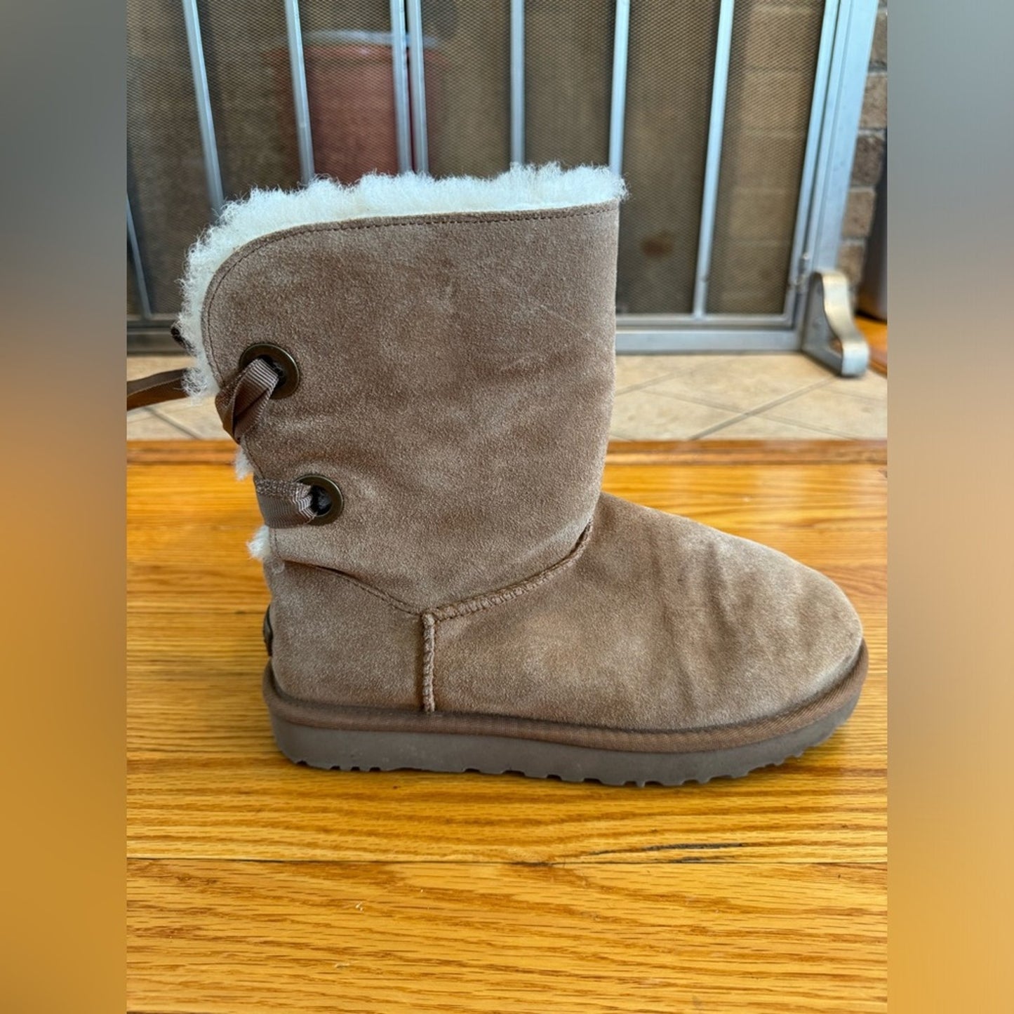 Pre-Owned Size 8 Ugg Customizable Bailey Bow Short Boot