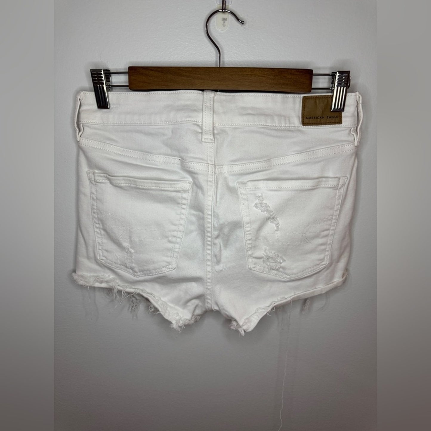 Pre-Owned Size 6 American Eagle White Distressed Hi-Rise Shortie