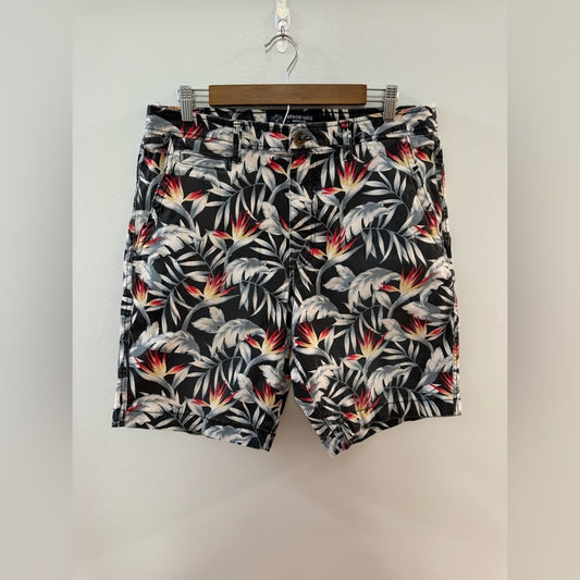 Pre-Owned Size 34 American Eagle Black, White and Palm Print 9” Inseam Shorts