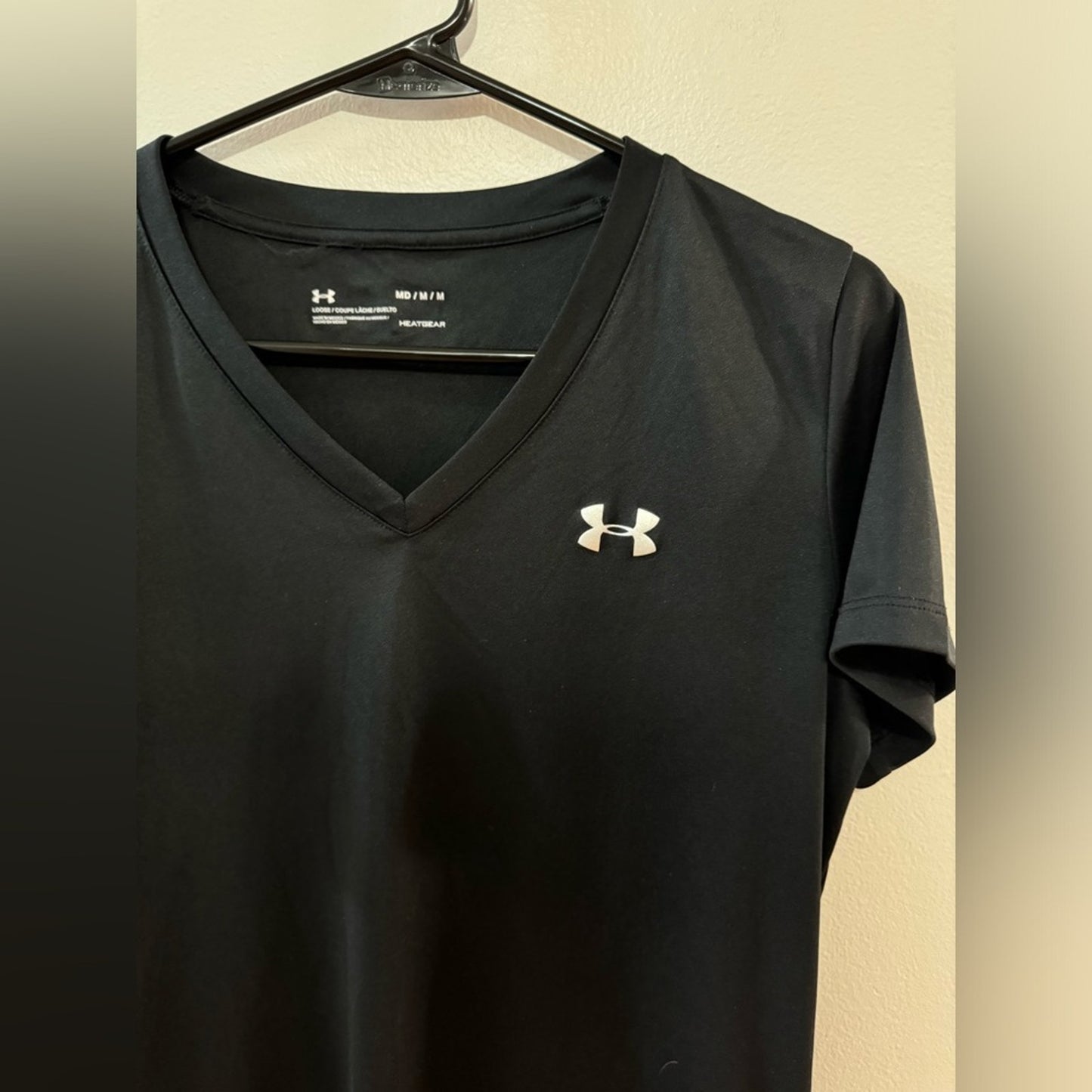 Pre-Owned MD Under Armour Black Vneck Loose T-Shirt