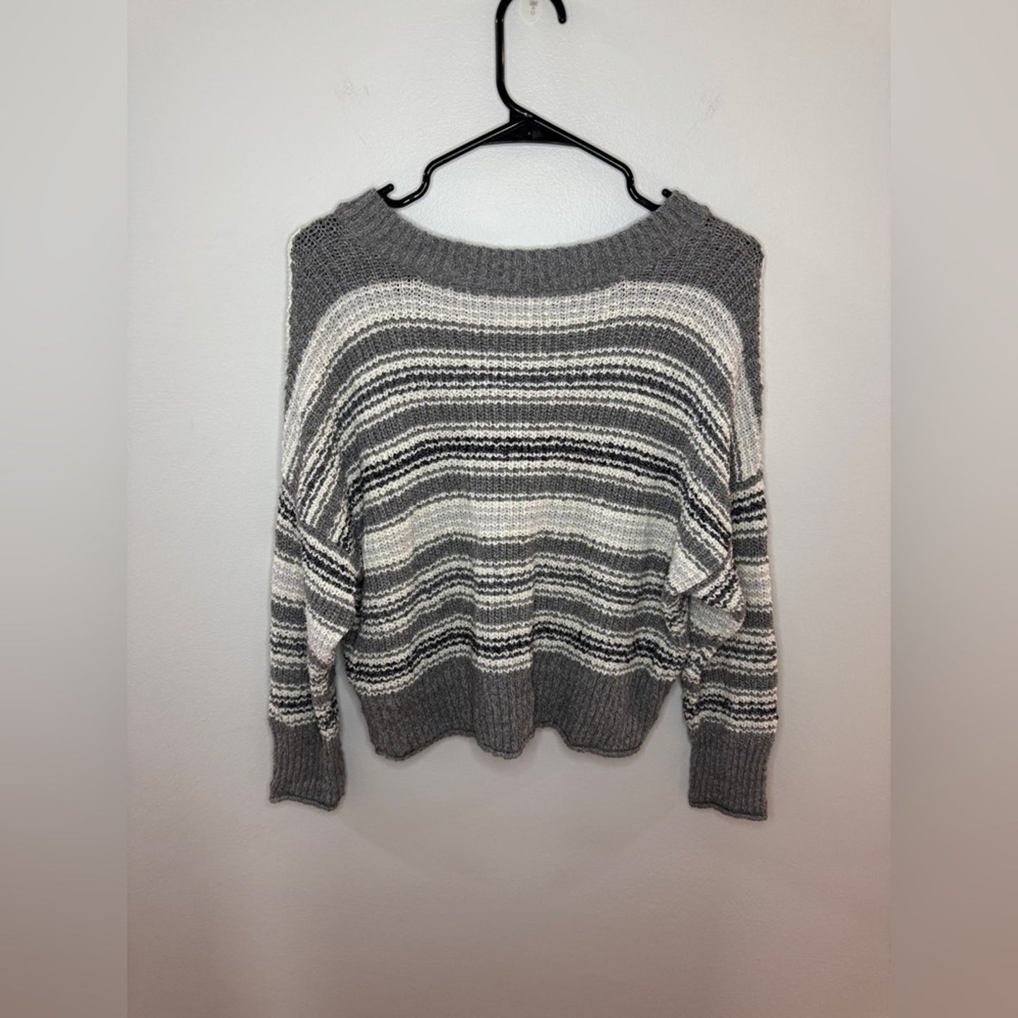 Pre-Owned MD American Eagle Grey and White Striped Knitted Cropped Sweater